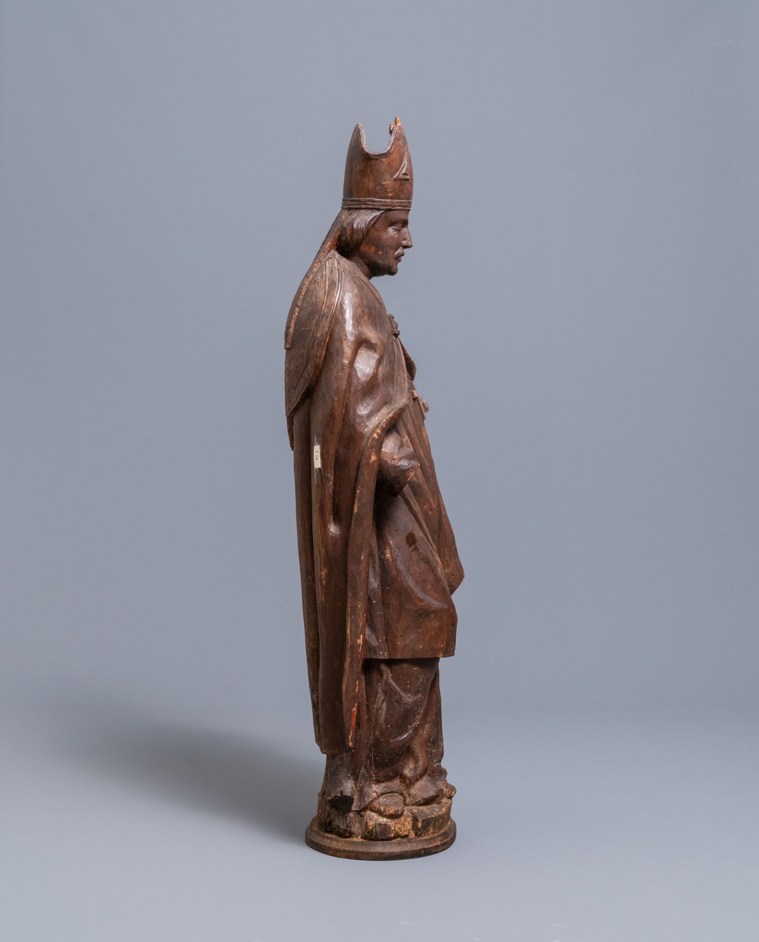 A large limewood figure of a bishop, 18th C. - Image 4 of 7