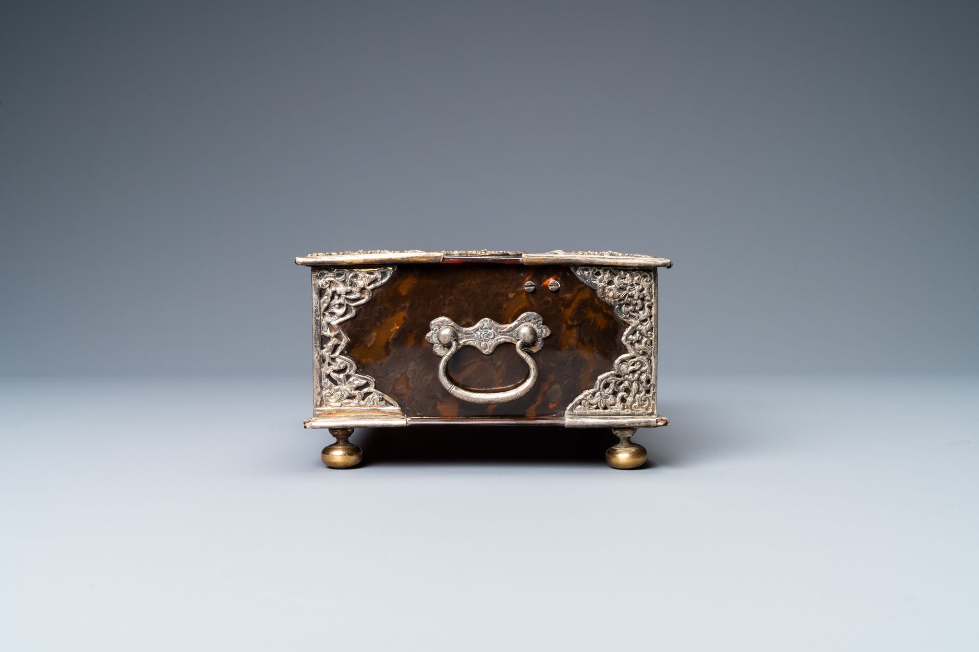 A Dutch colonial silver-mounted tortoise shell sirih casket, ca. 1700 - Image 6 of 10