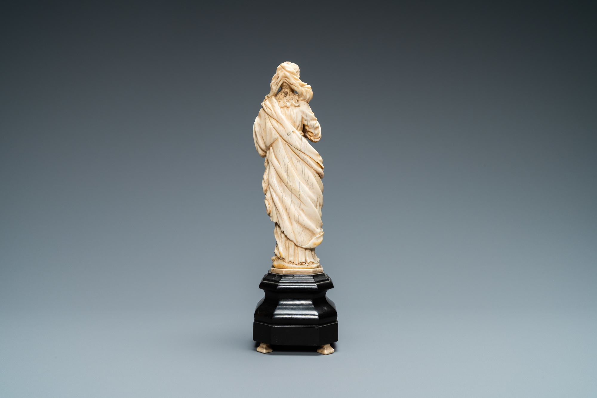 An ivory figure of a Madonna on wooden stand, Flanders or Germany, 17th C. - Image 4 of 7