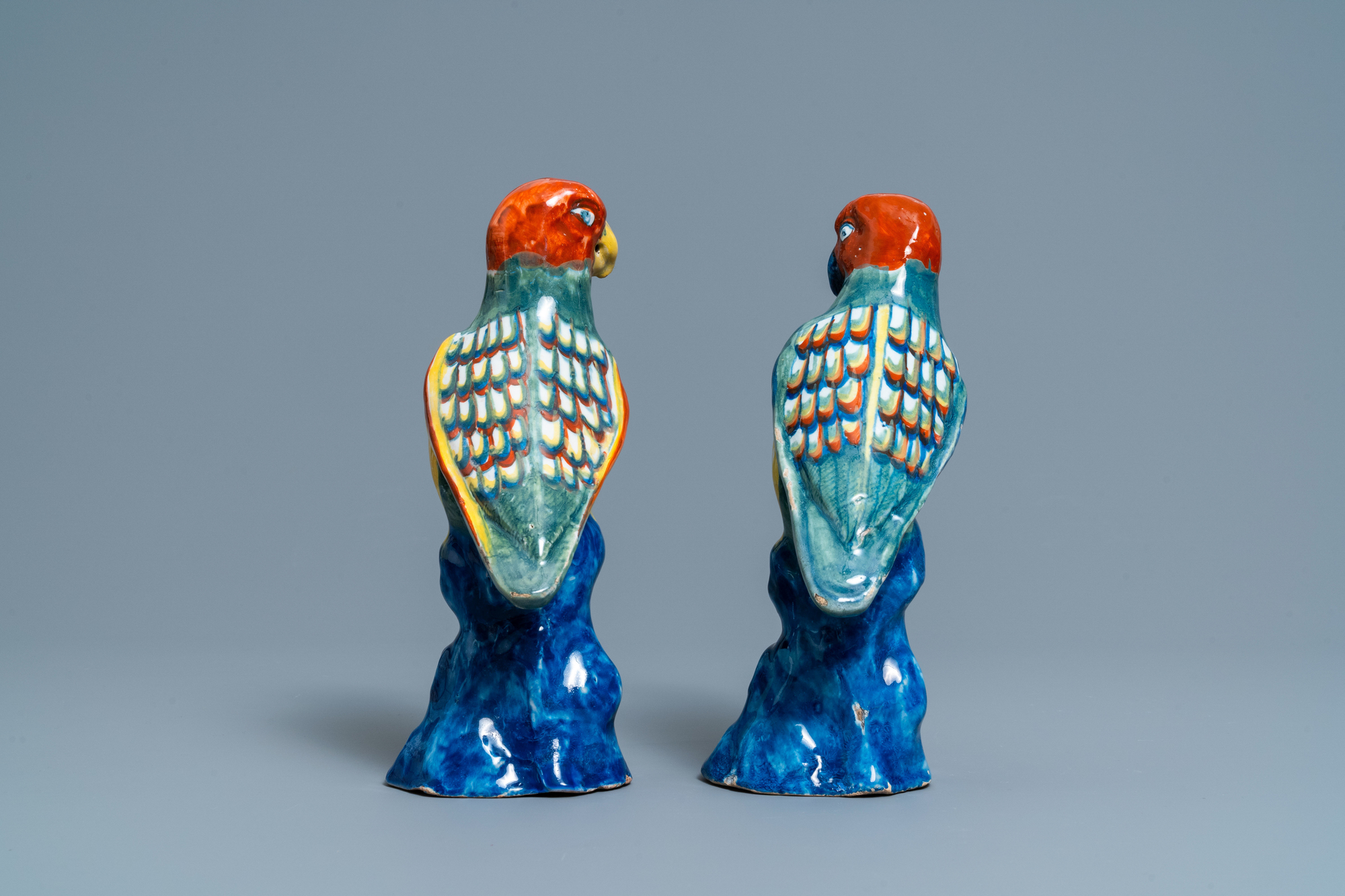 A pair of polychrome Dutch Delft models of parrots, 18th C. - Image 6 of 8