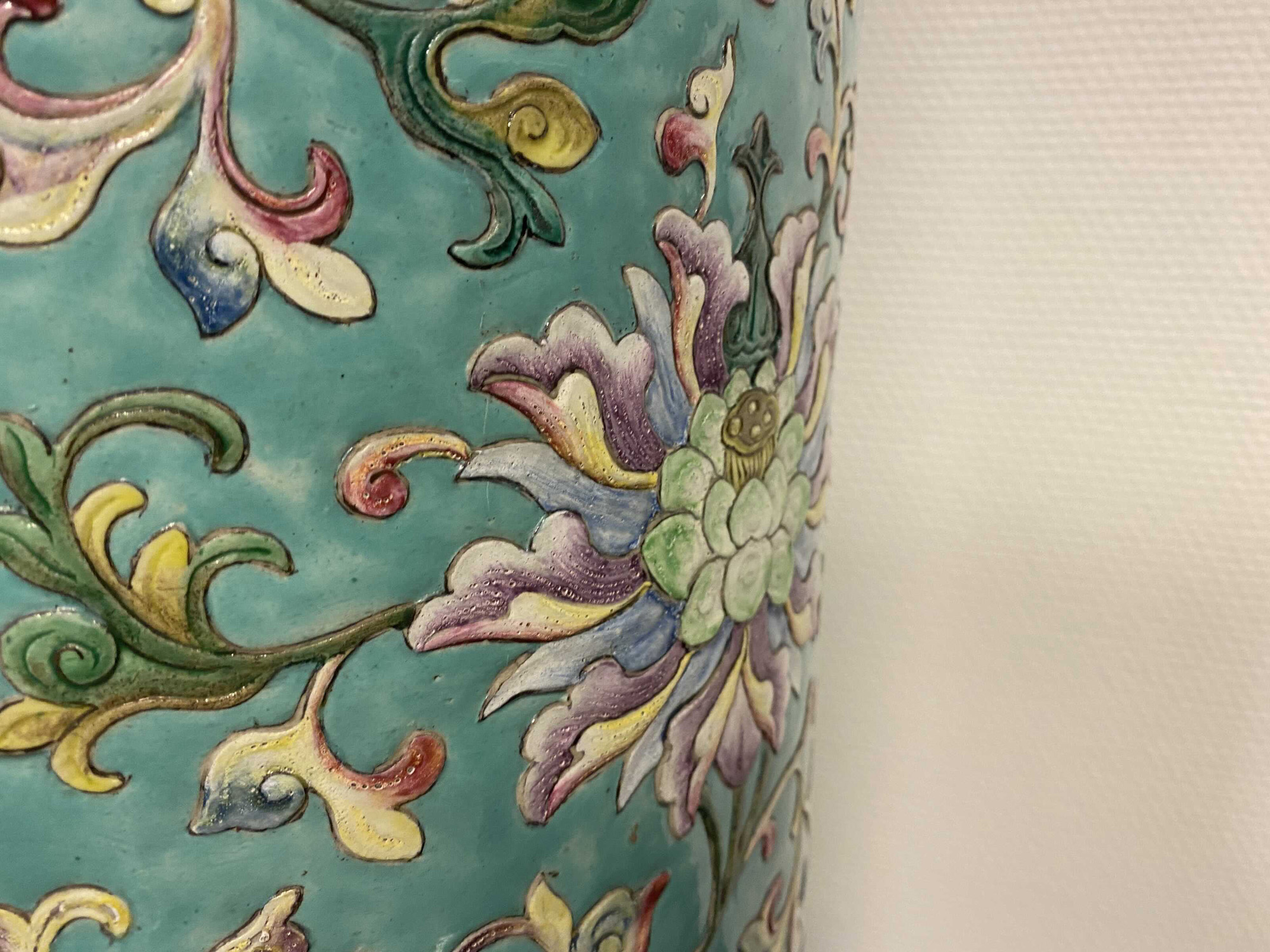 A large Chinese famille rose cylindrical vase with applied lotus scrolls, Jiaqing/Daoguang - Image 47 of 49