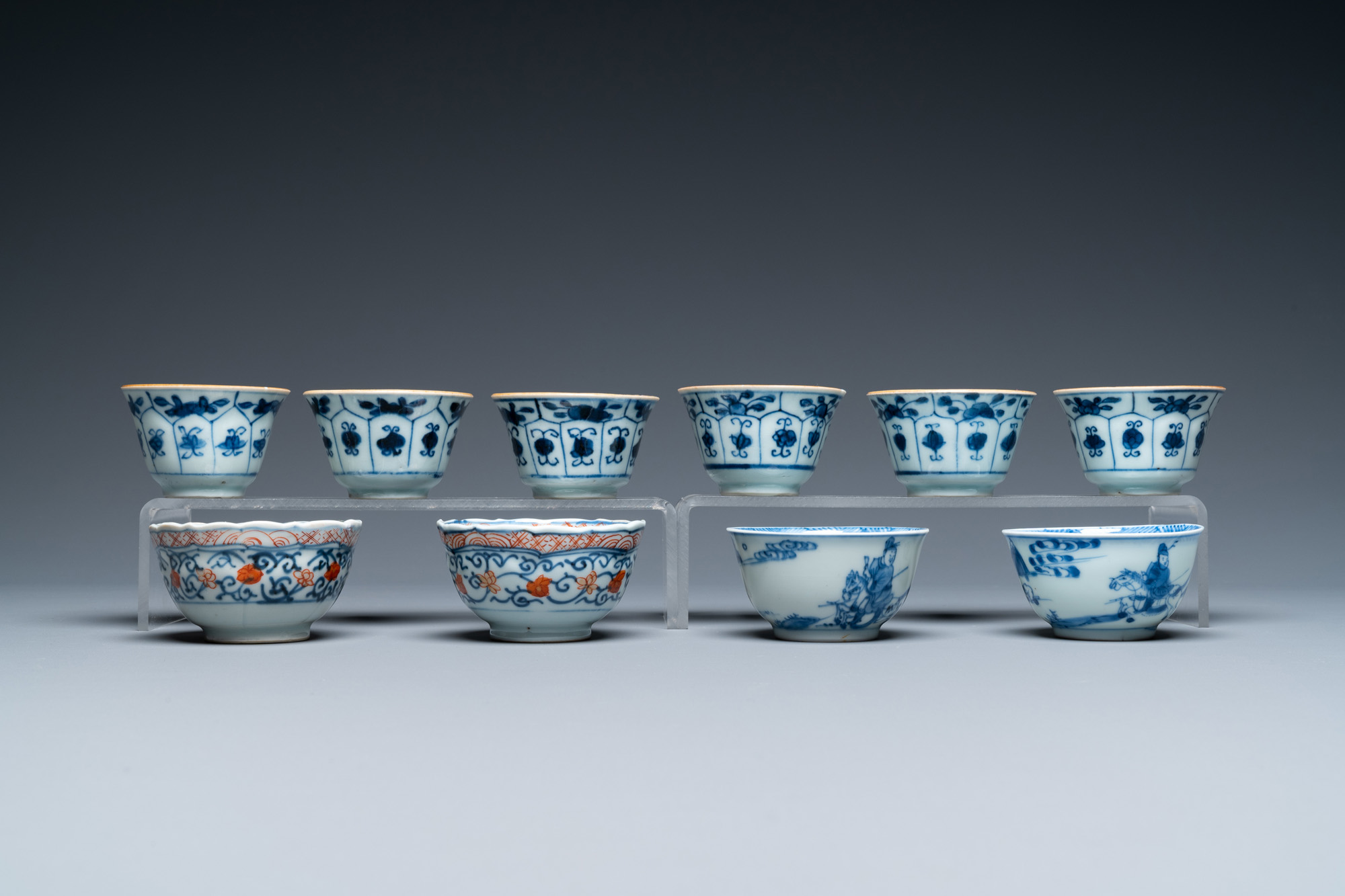 Twenty-two Chinese blue and white and famille rose cups and nineteen saucers, Kangxi and later - Image 16 of 19