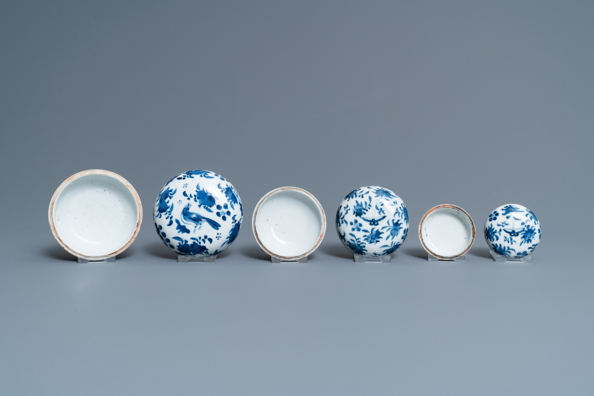 Eight Chinese blue and white dishes, a platter and three covered boxes, Yongzheng and later - Image 15 of 16