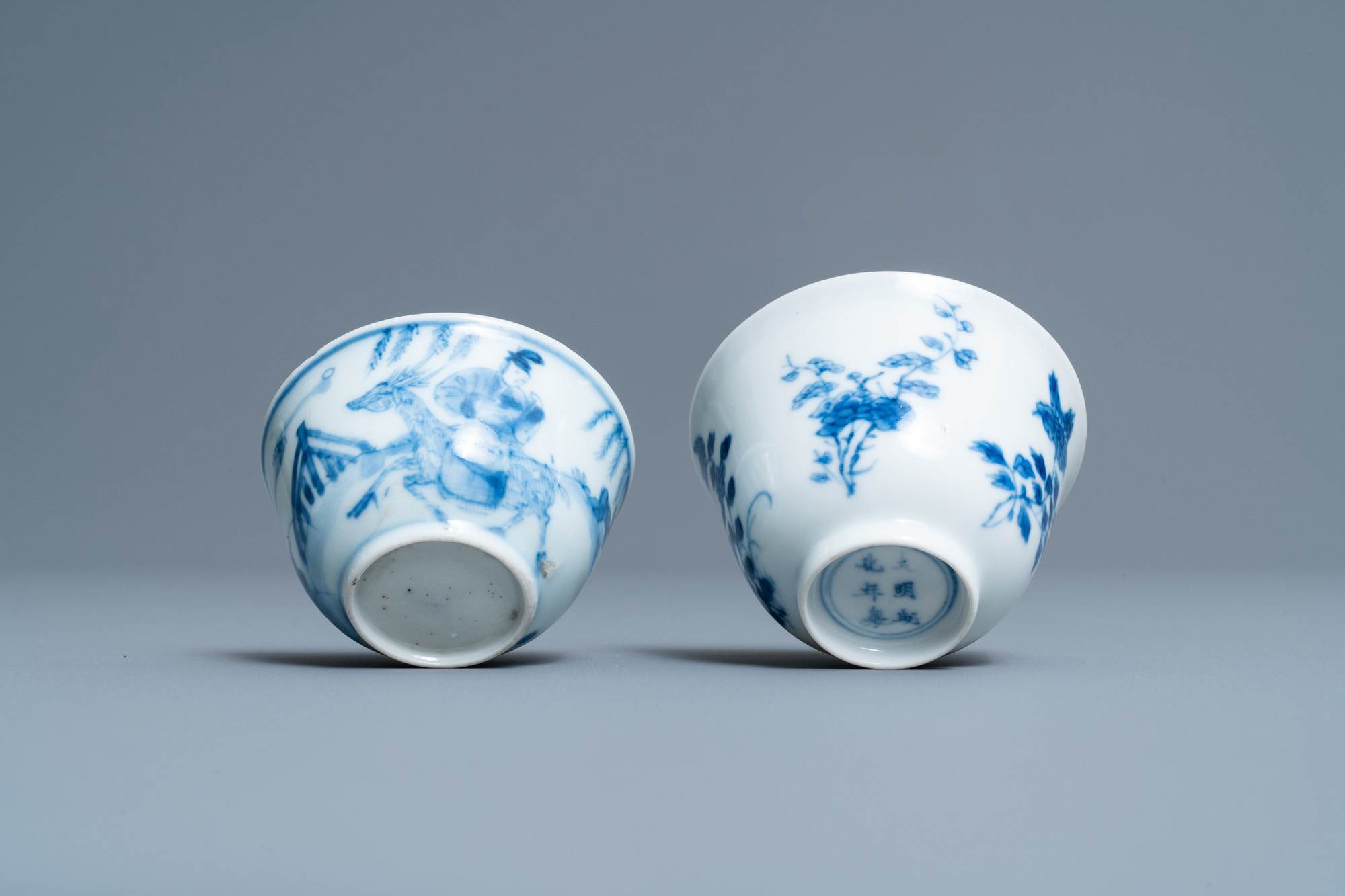 Two Chinese blue and white cups, a covered vase, a kendi and an Imari-style tea caddy, Wanli and Kan - Image 12 of 13