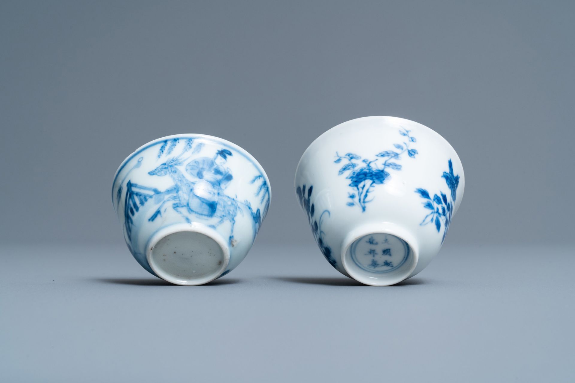 Two Chinese blue and white cups, a covered vase, a kendi and an Imari-style tea caddy, Wanli and Kan - Image 12 of 13