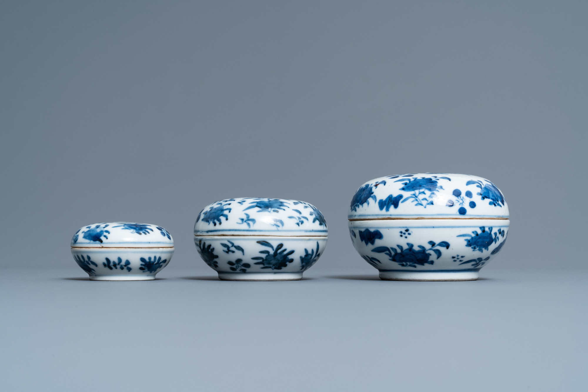 Eight Chinese blue and white dishes, a platter and three covered boxes, Yongzheng and later - Image 13 of 16