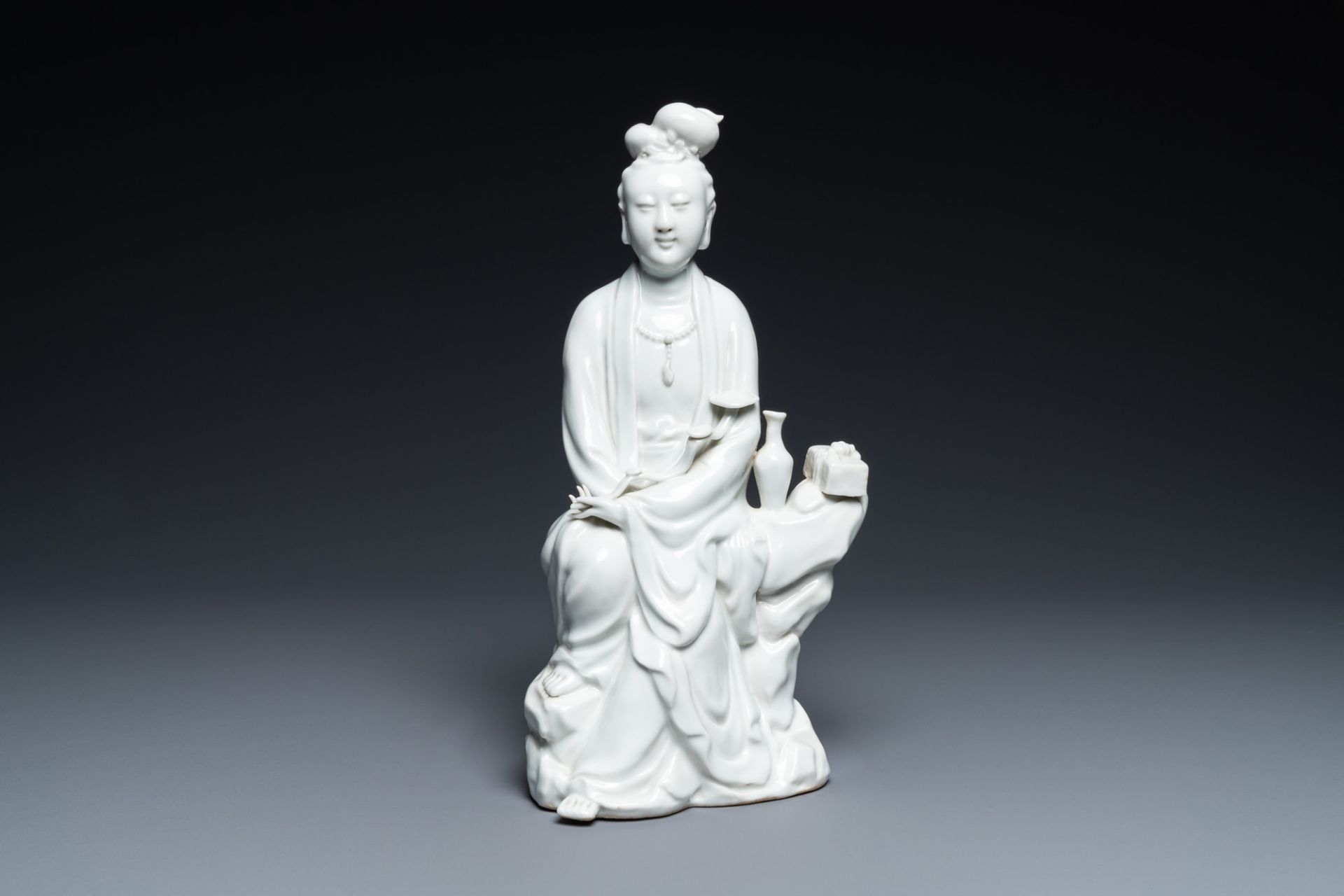 A Chinese blanc de Chine figure of Guanyin, impressed mark, 19/20th C. - Image 2 of 7