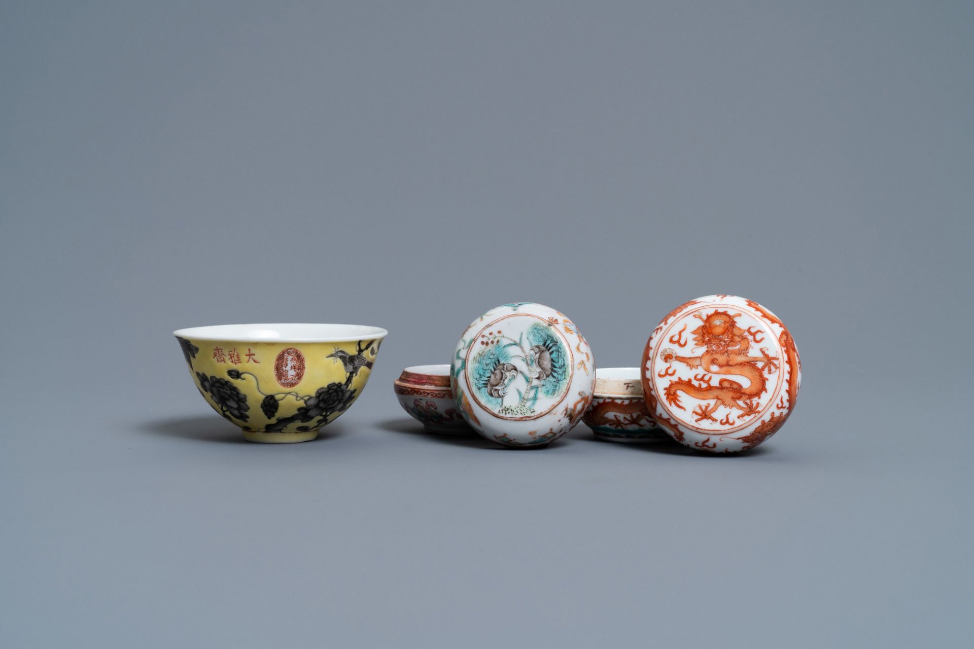 A Chinese Dayazhai yellow-ground bowl and two seal paste boxes, 19th C. - Image 3 of 9