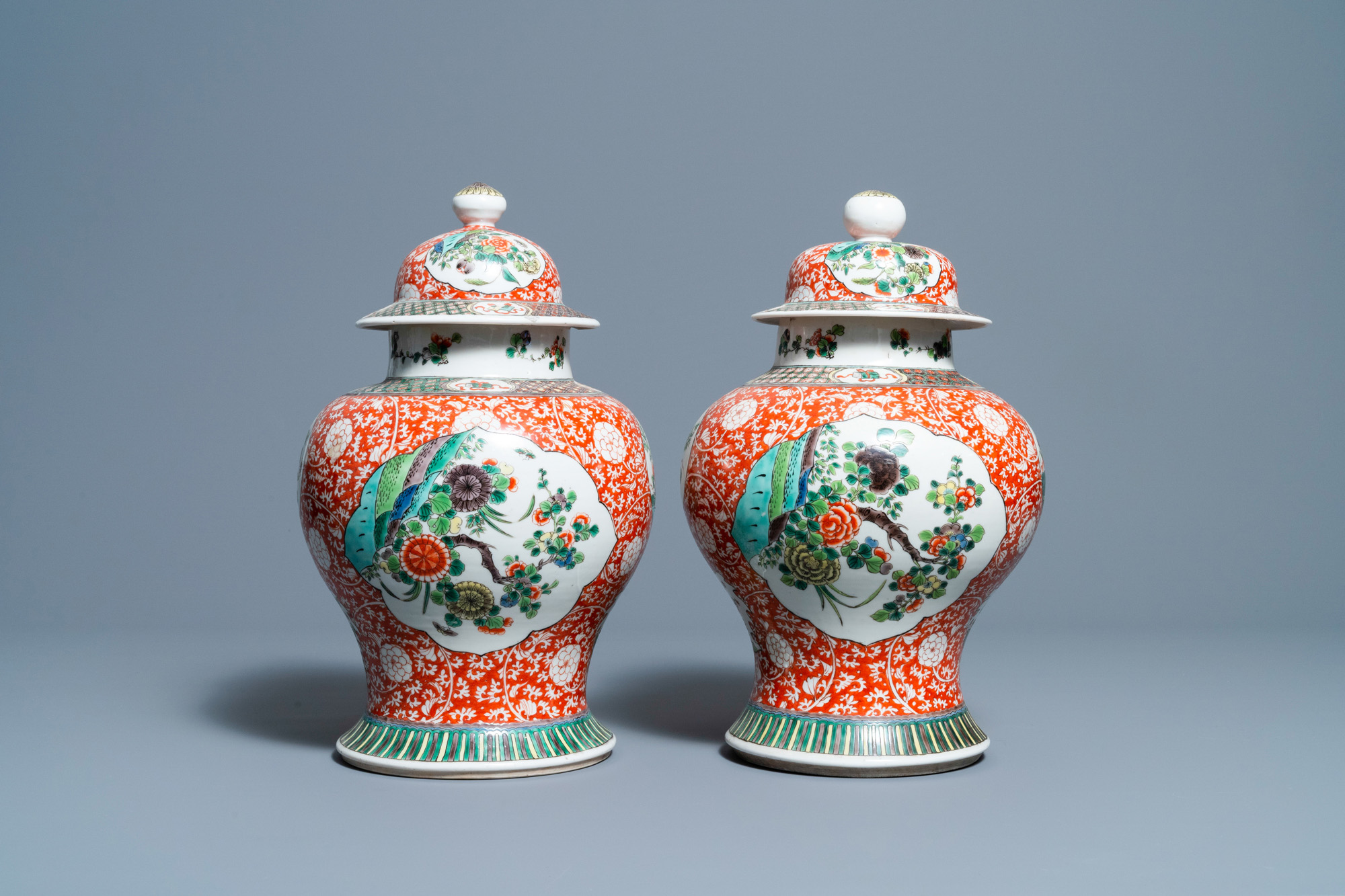 A pair of Chinese famille verte vases and covers, 19/20th C. - Image 3 of 6