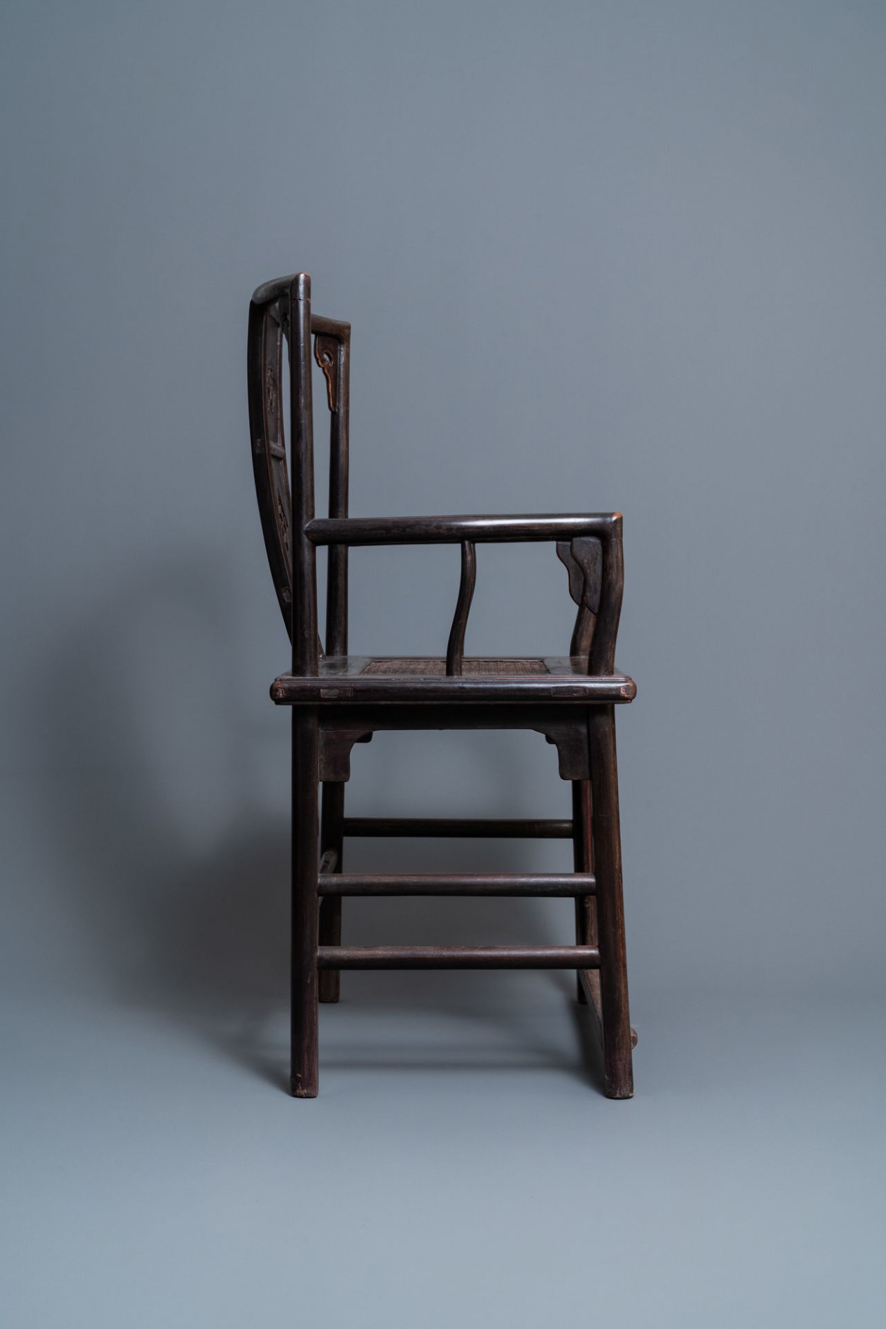 A pair of Chinese carved wooden chairs with wicker seats, 19th C. - Bild 7 aus 20