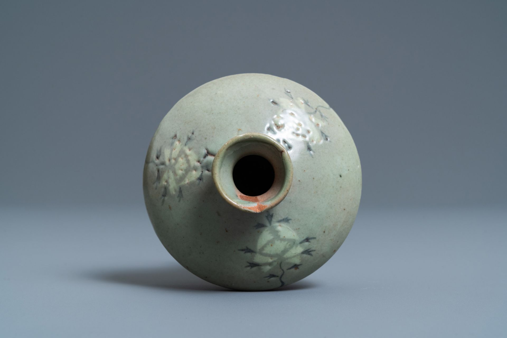A Korean slip-inlaid celadon water dropper or oil bottle, probably Goryeo, 14/15th C. - Image 6 of 7