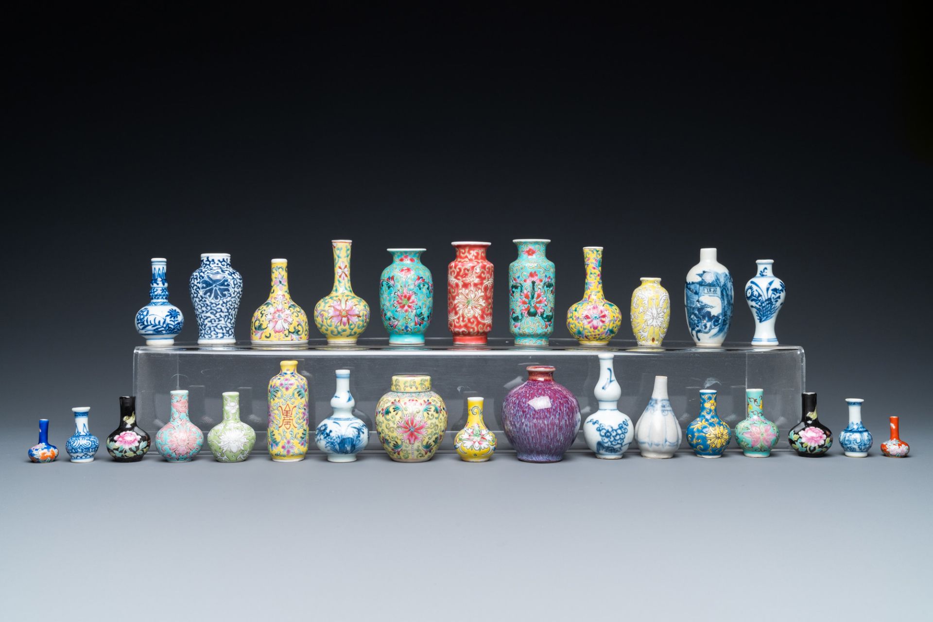 Twenty-eight Chinese blue and white and famille rose minature vases, Kangxi and later - Bild 3 aus 8
