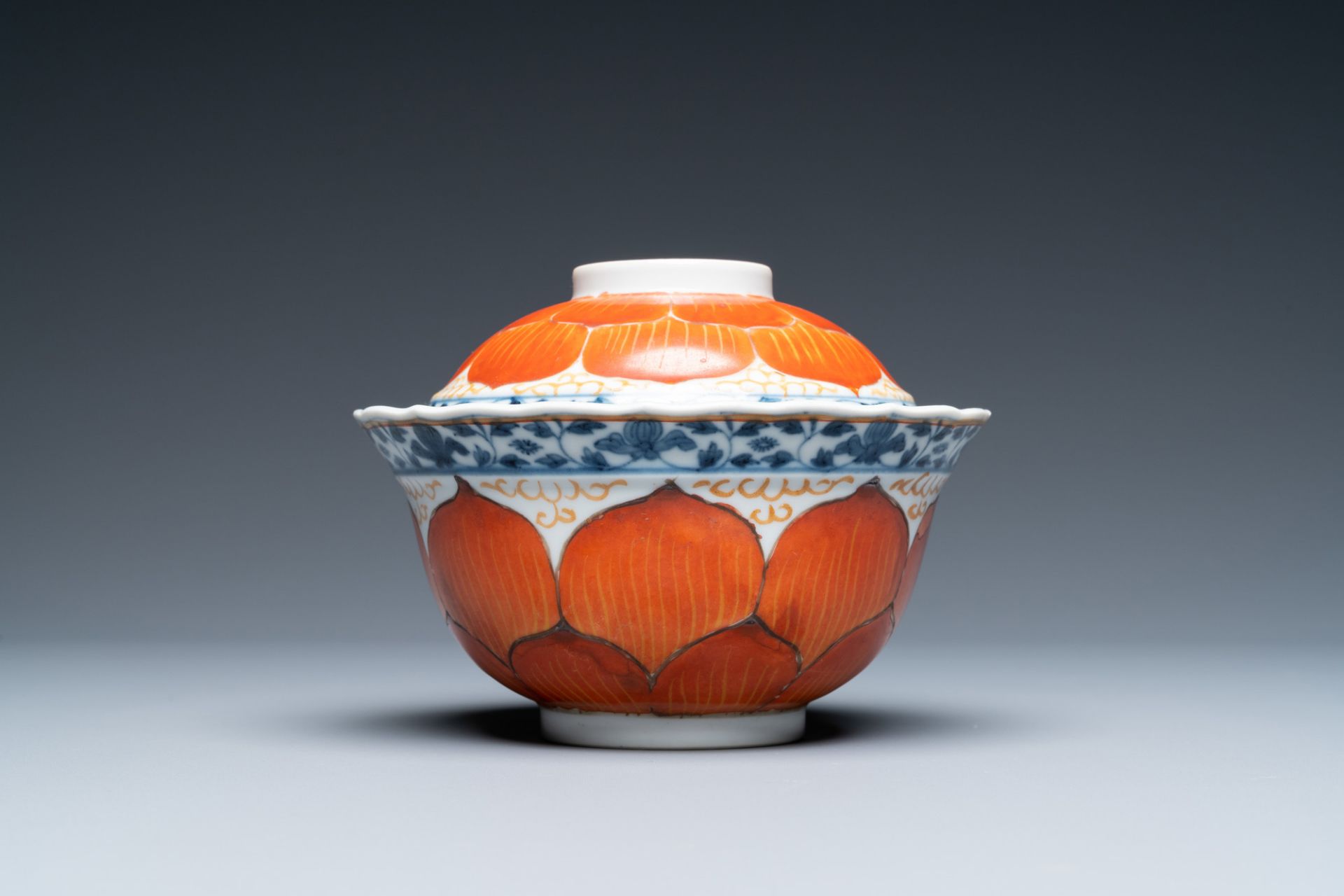 A Chinese iron-red, gilt and blue and white covered bowl on stand, 19th C. - Bild 7 aus 9