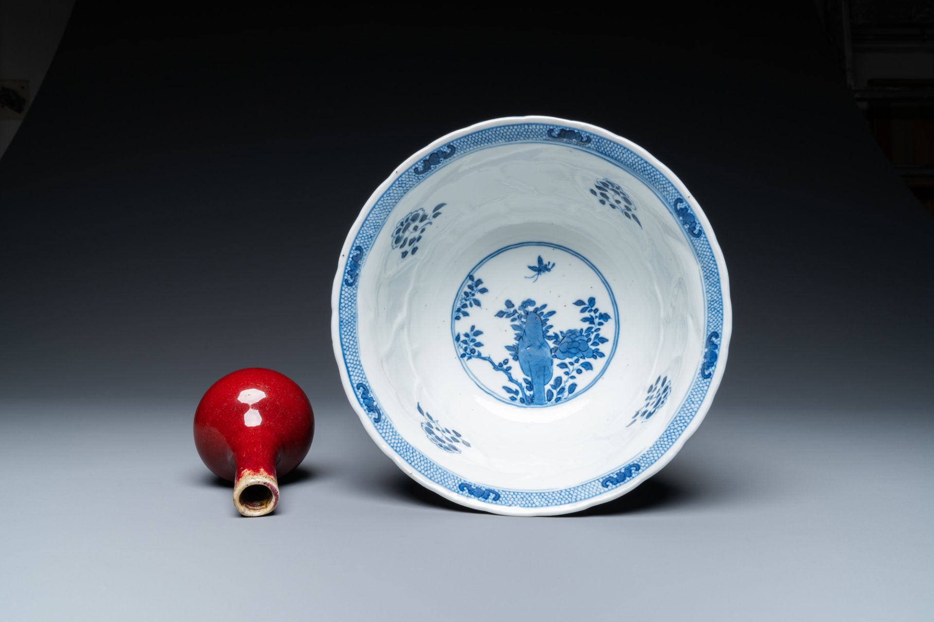 A Chinese famille rose dish, a blue and white bowl and a sang de boeuf vase, 19/20th C. - Image 8 of 9