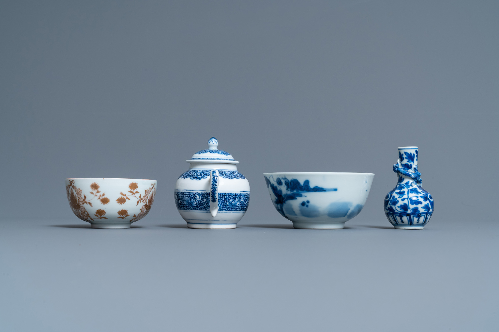 A varied collection of Chinese porcelain, Kangxi and later - Image 17 of 19