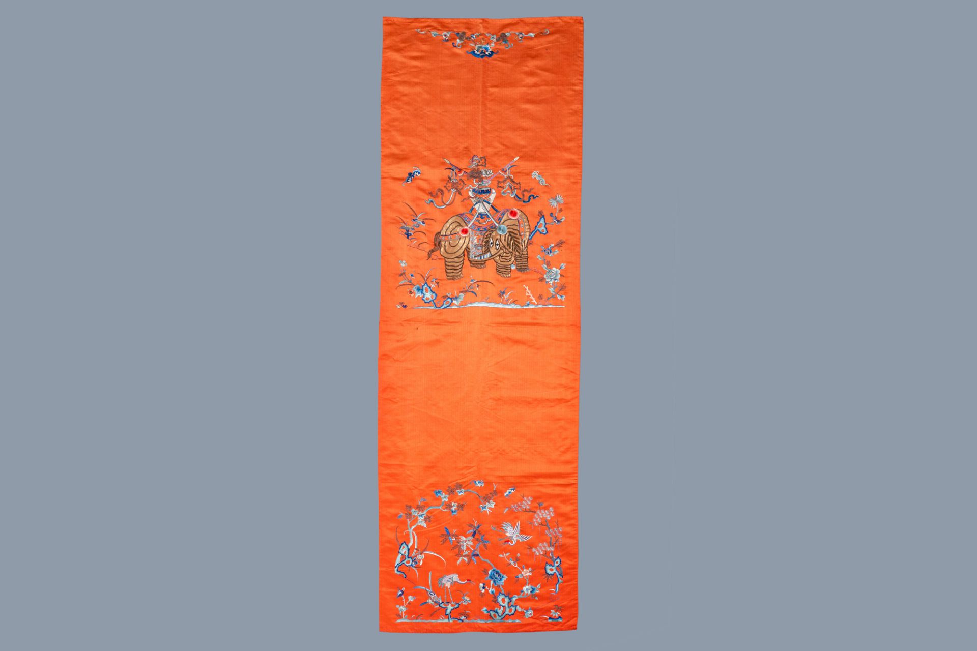 Three Chinese embroidered silk panels with elephants and buddhist lions, 19th C. - Bild 6 aus 20