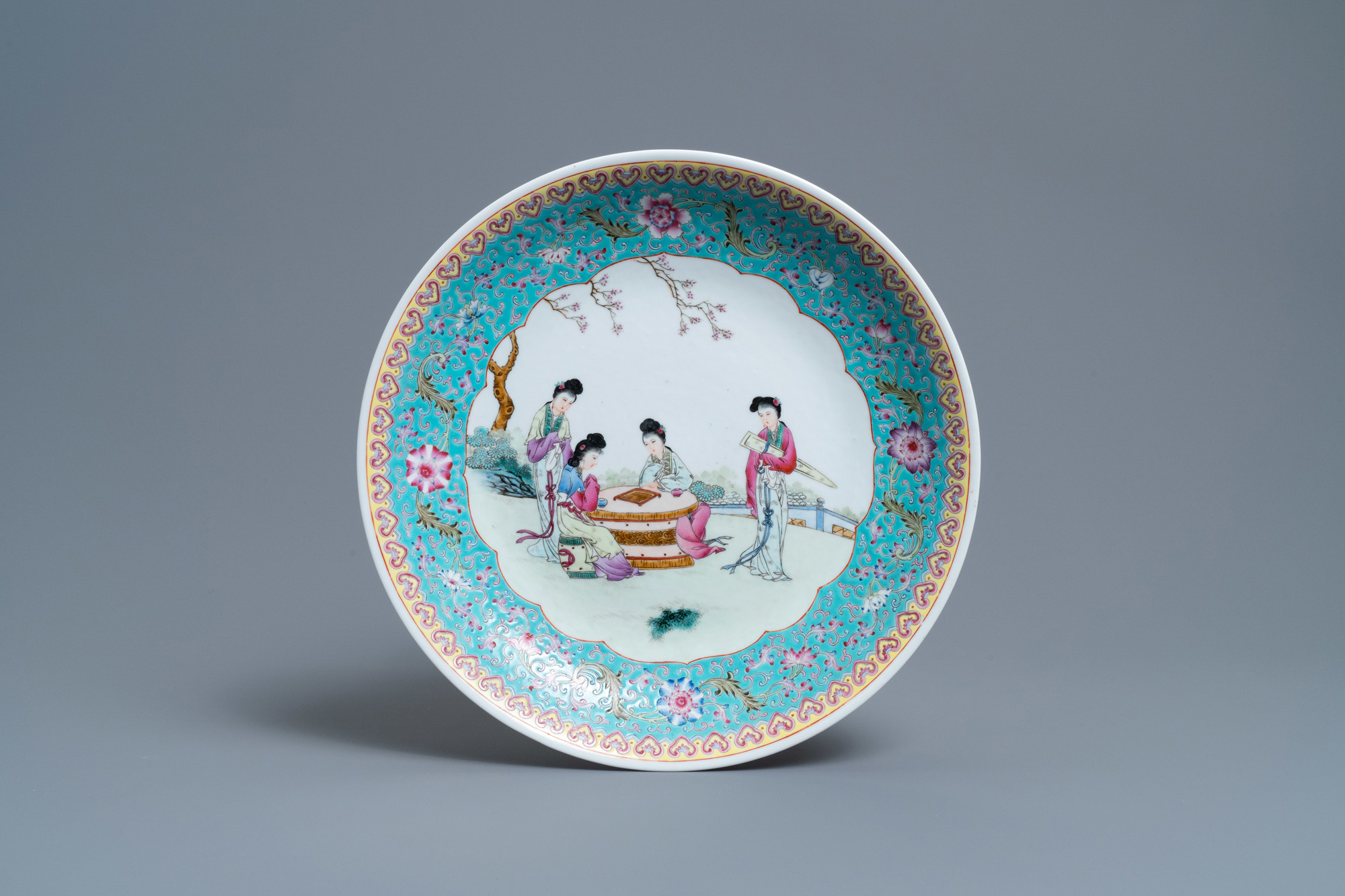 A varied collection of Chinese porcelain, 18/20th C. - Image 2 of 11