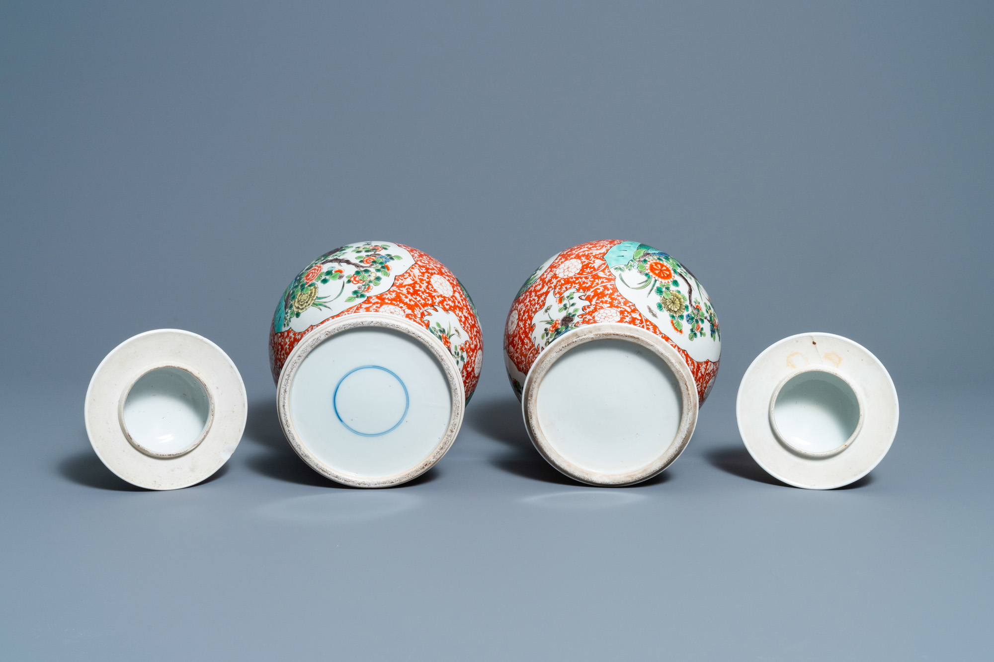 A pair of Chinese famille verte vases and covers, 19/20th C. - Image 6 of 6