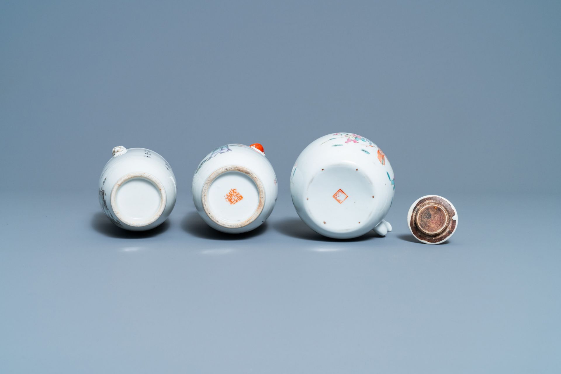 A varied collection of Chinese porcelain, 19/20th C. - Image 9 of 15