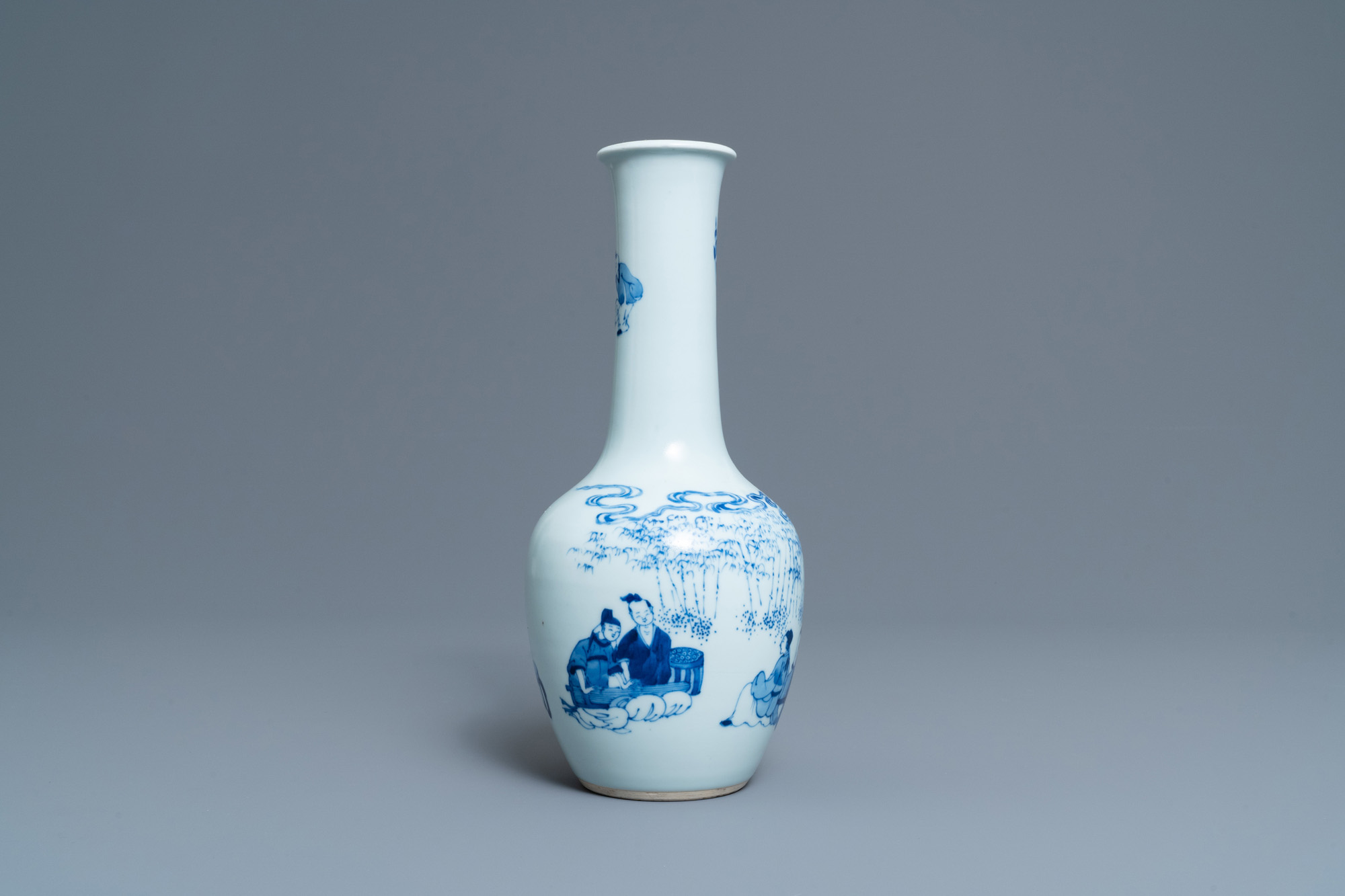 A Chinese blue and white bottle vase with go-players, 19/20th C. - Image 2 of 6