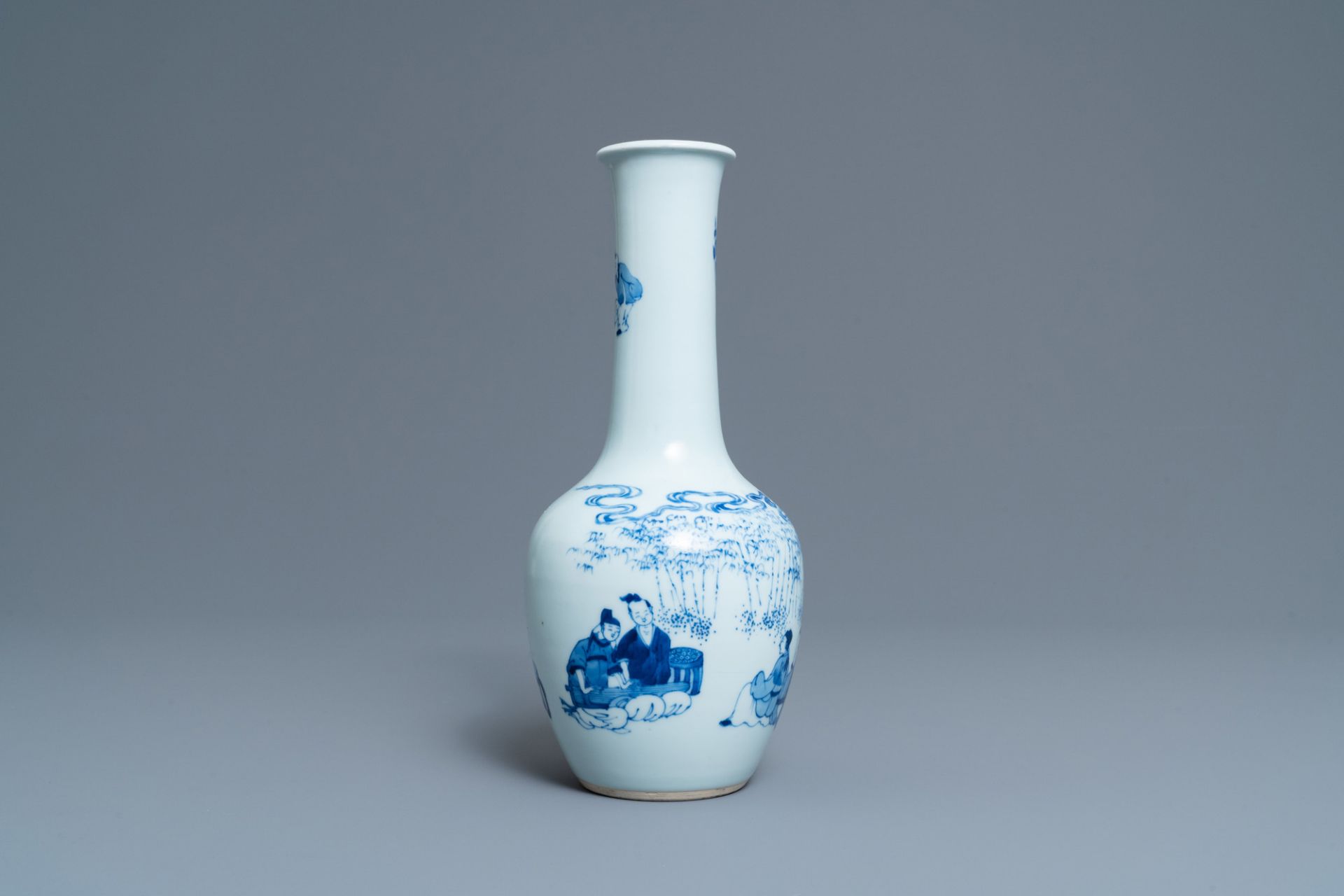 A Chinese blue and white bottle vase with go-players, 19/20th C. - Bild 2 aus 6