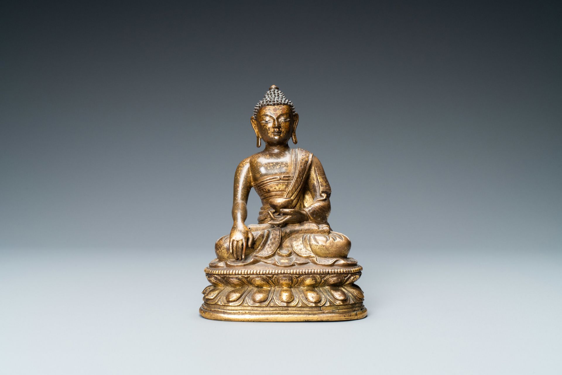 A Chinese gilt bronze 'Medicine Buddha' figure, 17/18th C. - Image 2 of 7