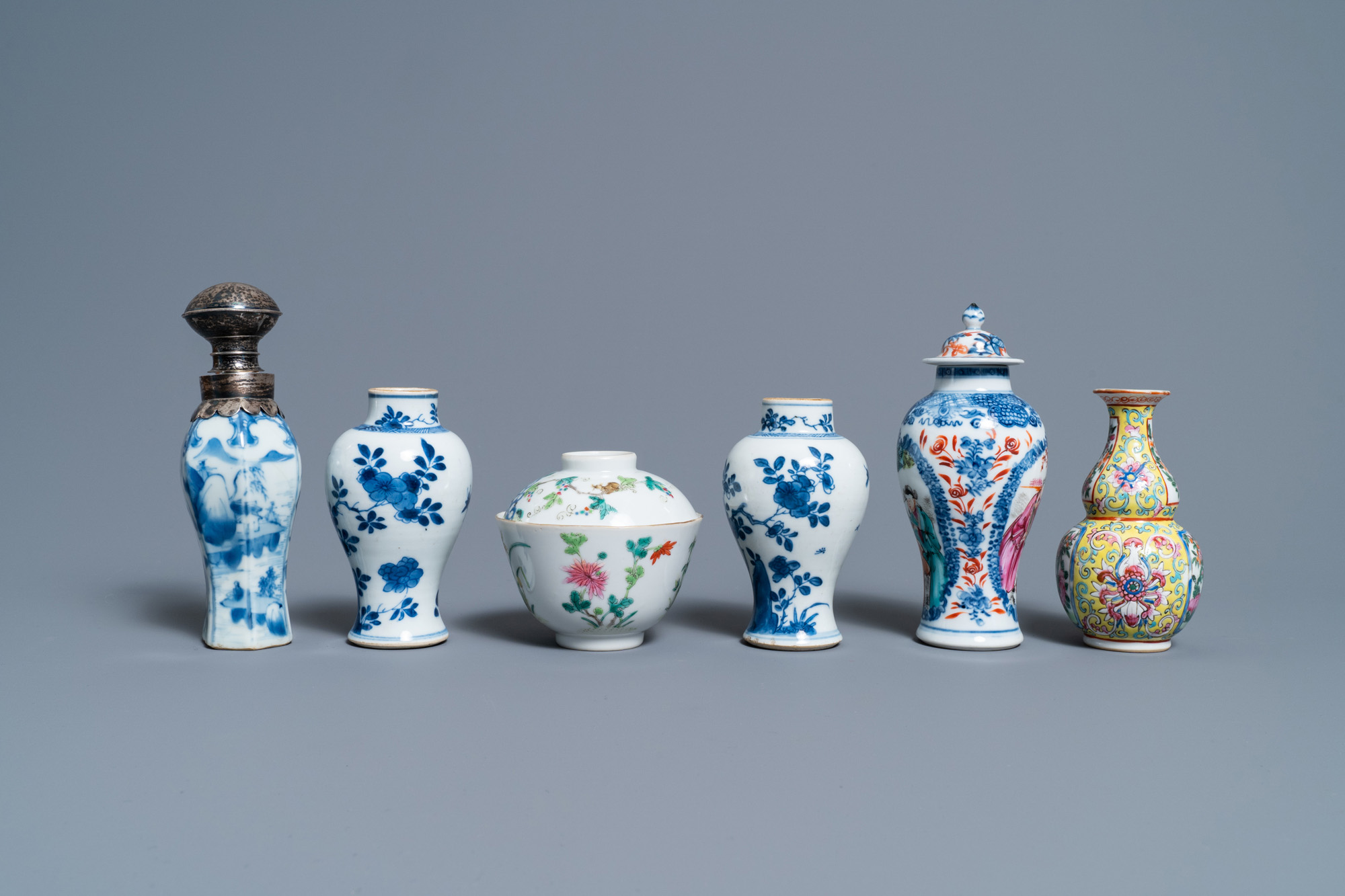 A varied collection of Chinese famille rose and blue and white wares, 18/19th C. - Image 4 of 14