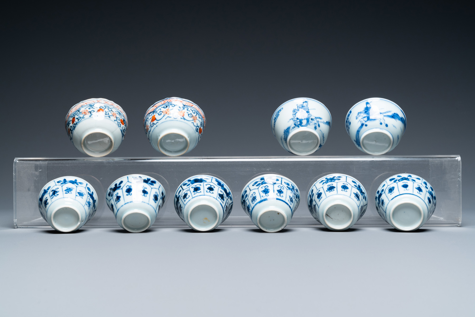 Twenty-two Chinese blue and white and famille rose cups and nineteen saucers, Kangxi and later - Image 19 of 19