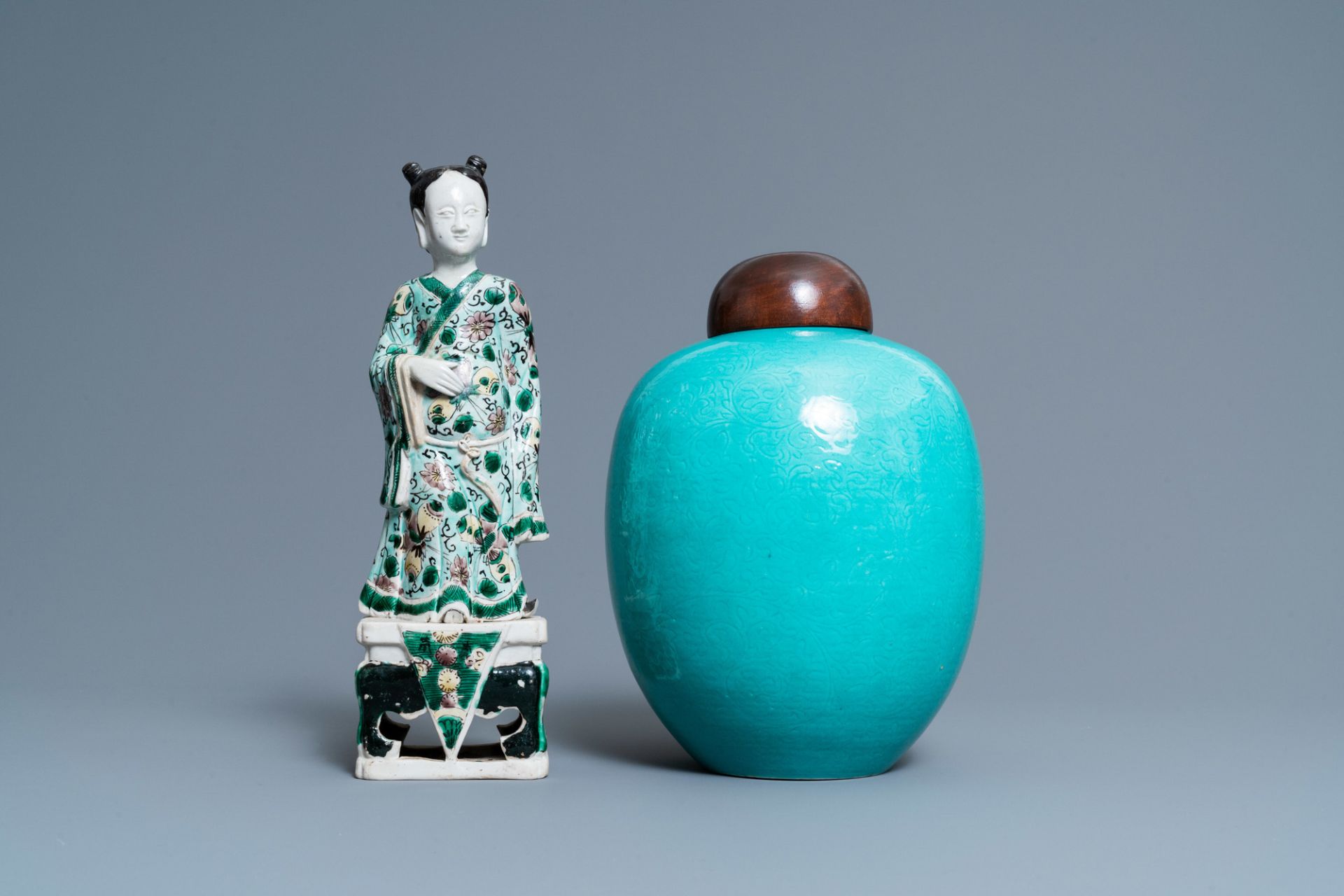 A Chinese verte biscuit figure, a green 'lotus' jar and a figurative blue and white plate, Kangxi an - Bild 7 aus 20
