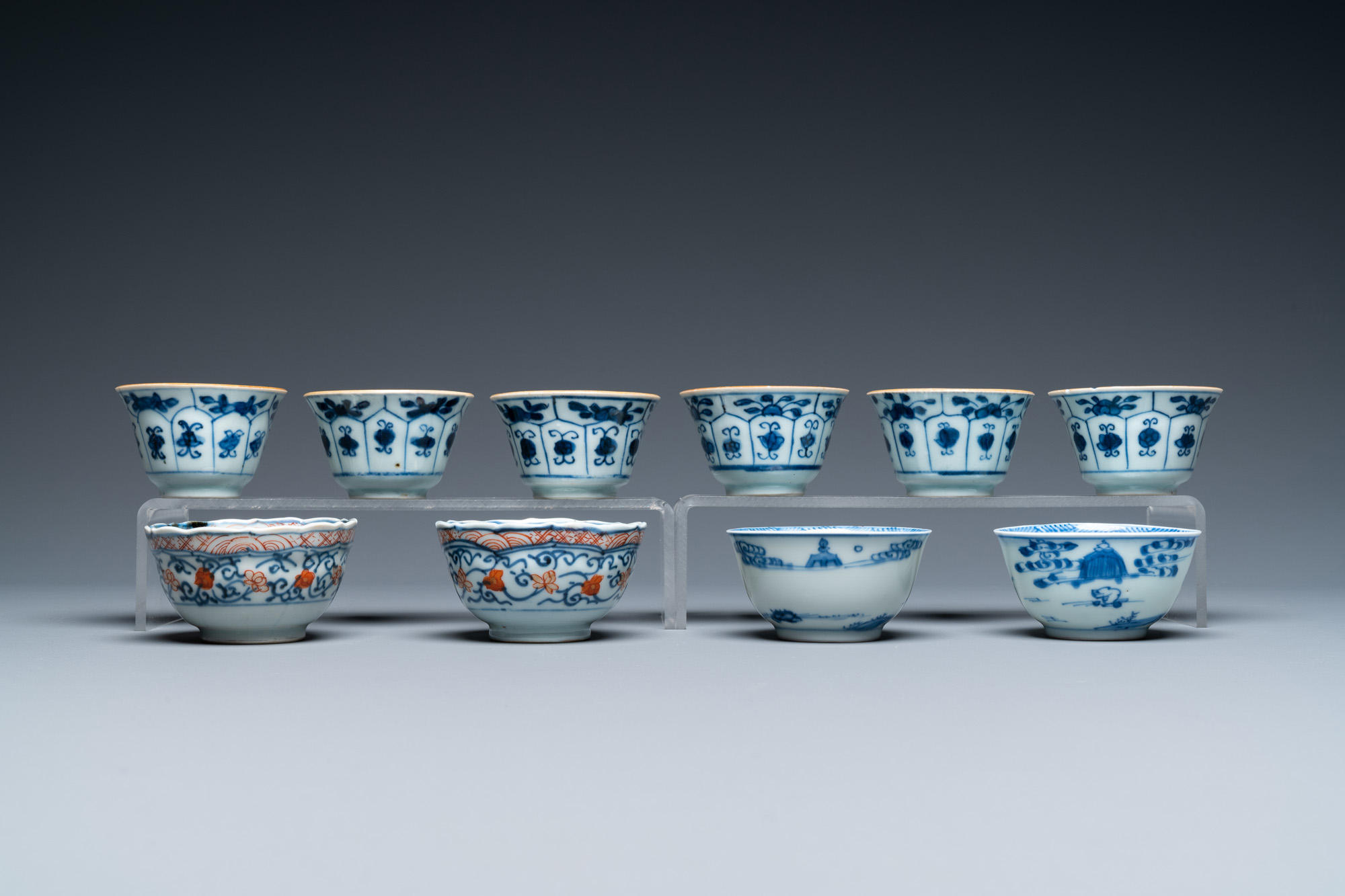 Twenty-two Chinese blue and white and famille rose cups and nineteen saucers, Kangxi and later - Image 17 of 19