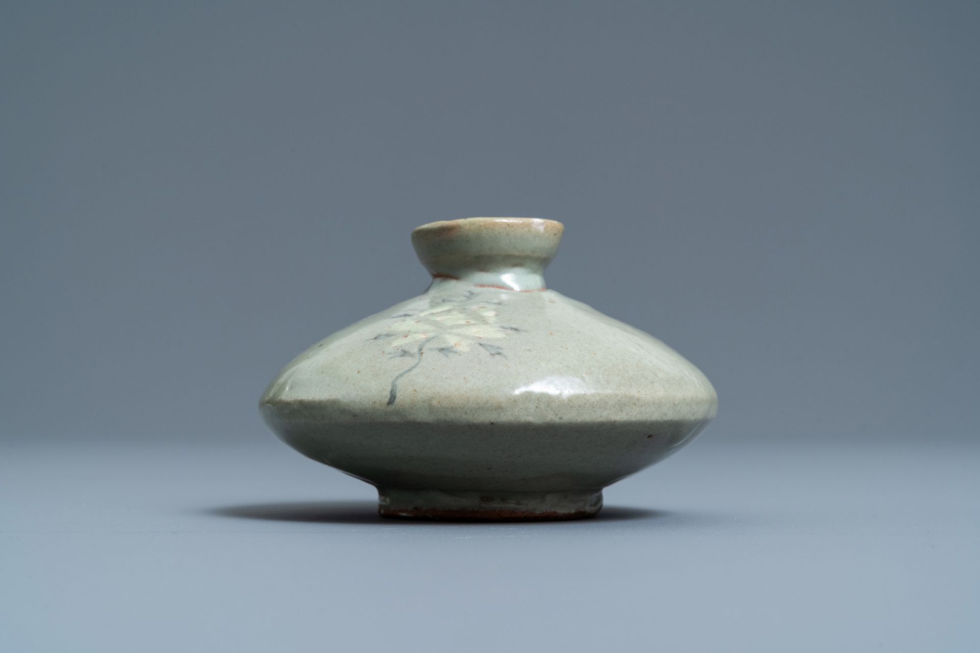 A Korean slip-inlaid celadon water dropper or oil bottle, probably Goryeo, 14/15th C. - Image 3 of 7