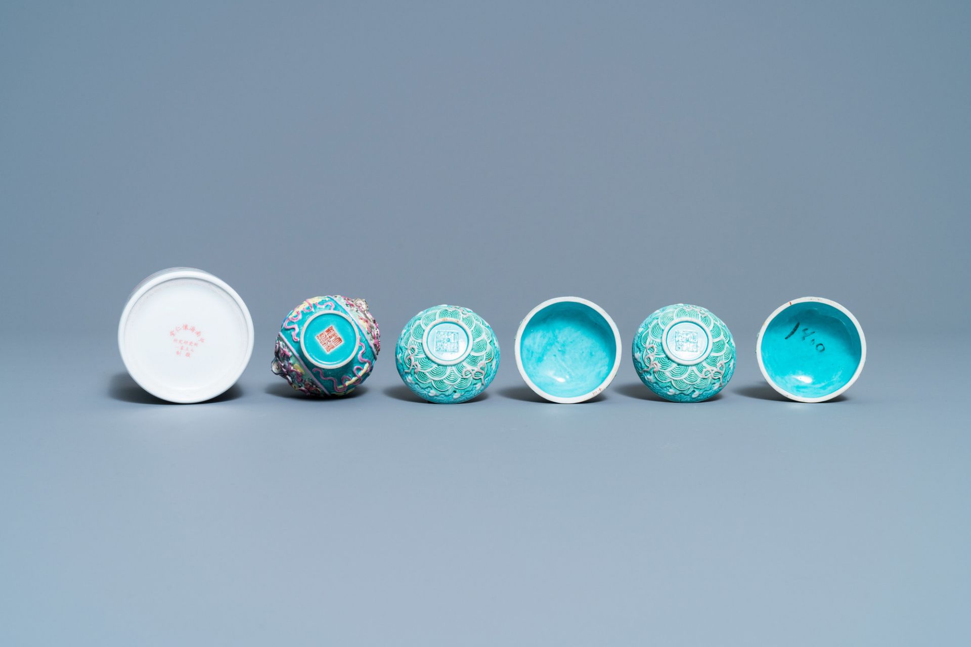 A varied collection of Chinese porcelain, 19/20th C. - Image 15 of 15