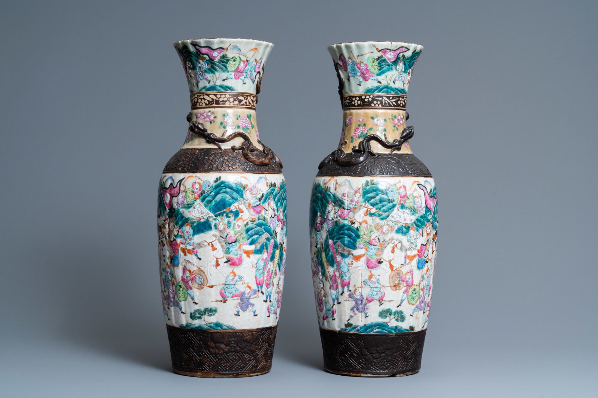 A pair ofÊ Chinese Nanking famille rose crackle-glazed vases, 19th C. - Bild 2 aus 6