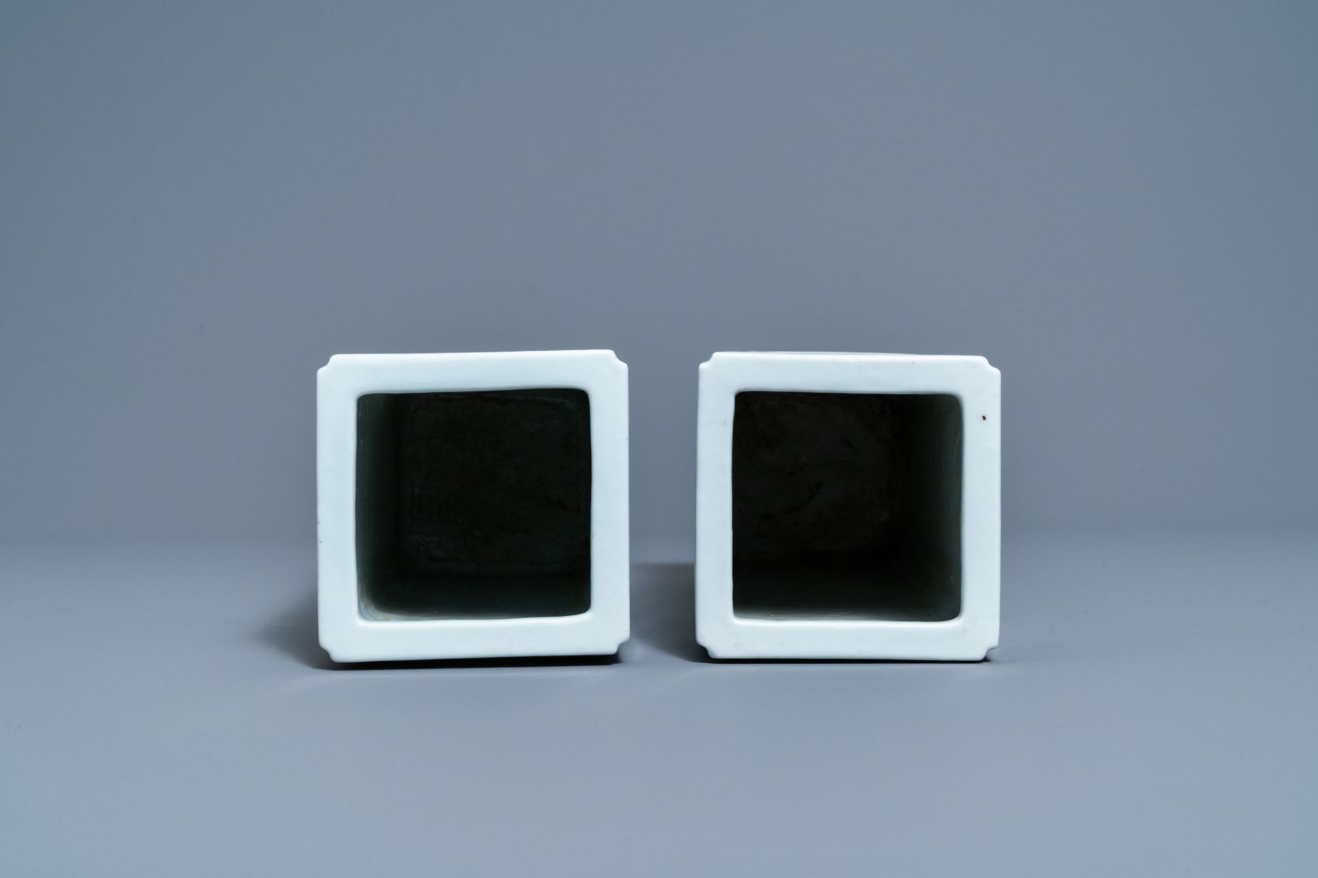 A pair of square Chinese qianjiang cai hat stands, 19/20th C. - Image 7 of 8