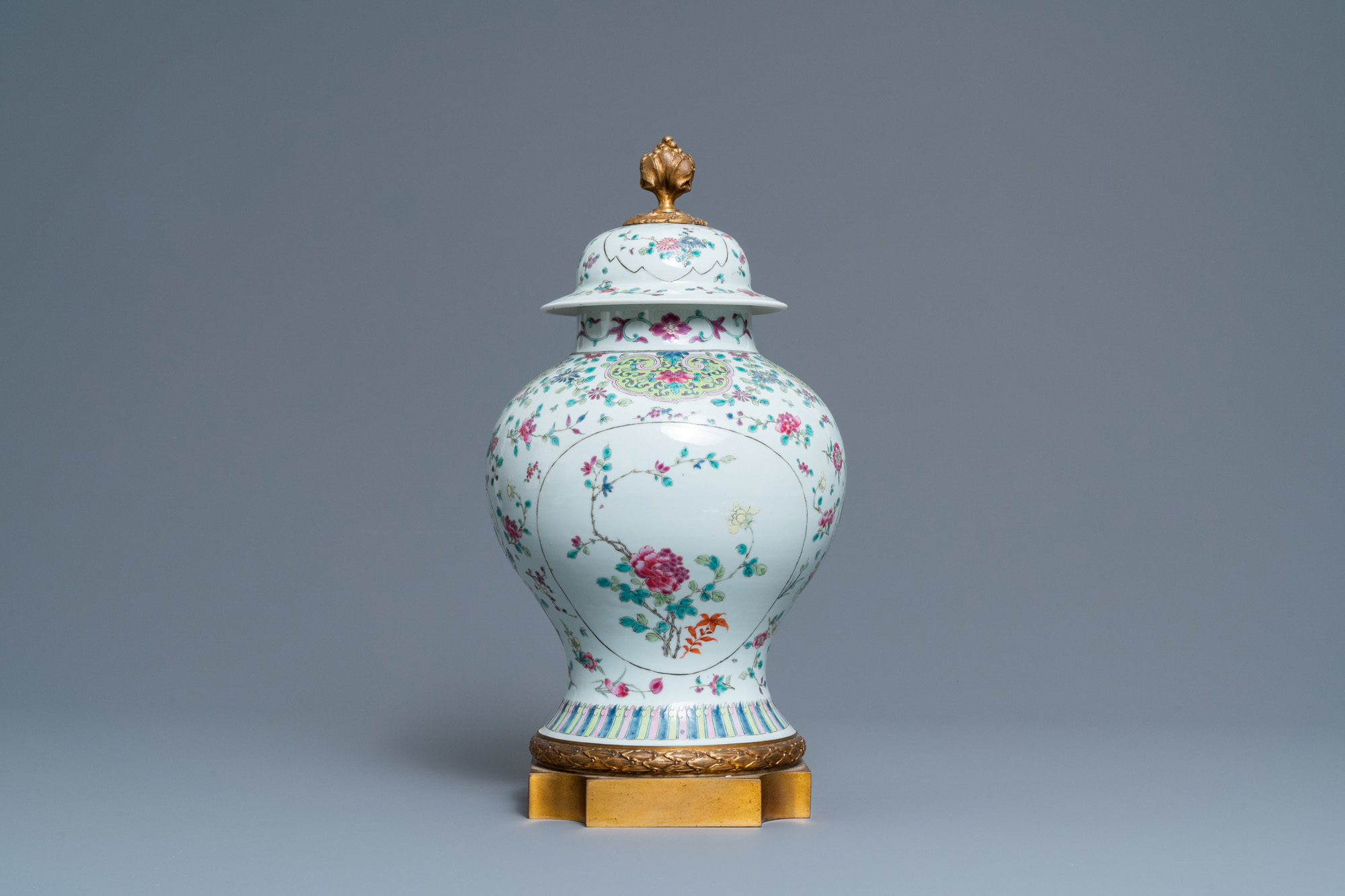 A Chinese famille rose vase and cover with gilt bronze mounts, 19th C. - Image 3 of 6