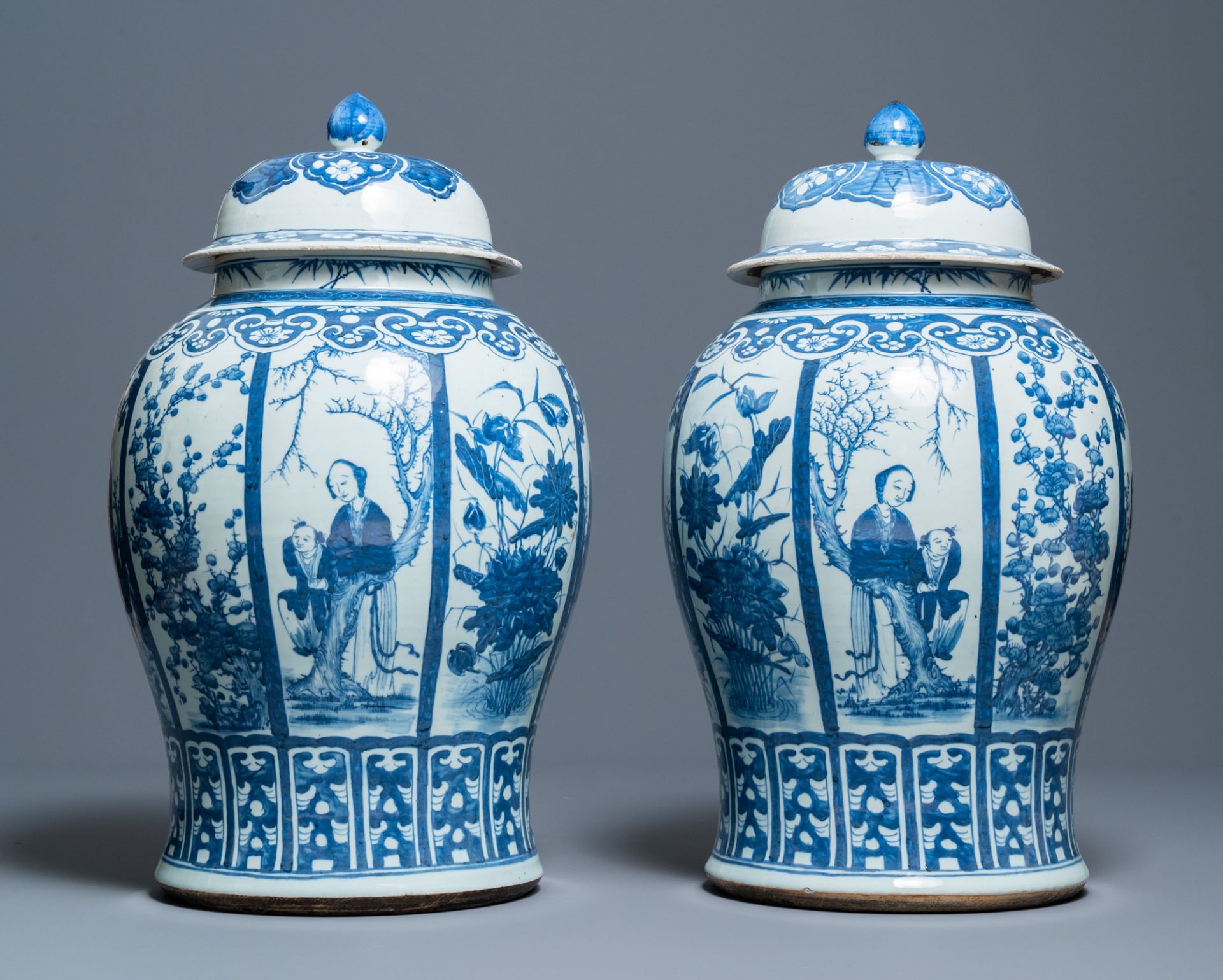 A pair of large Chinese blue and white covered vases, 19th C. - Bild 5 aus 10