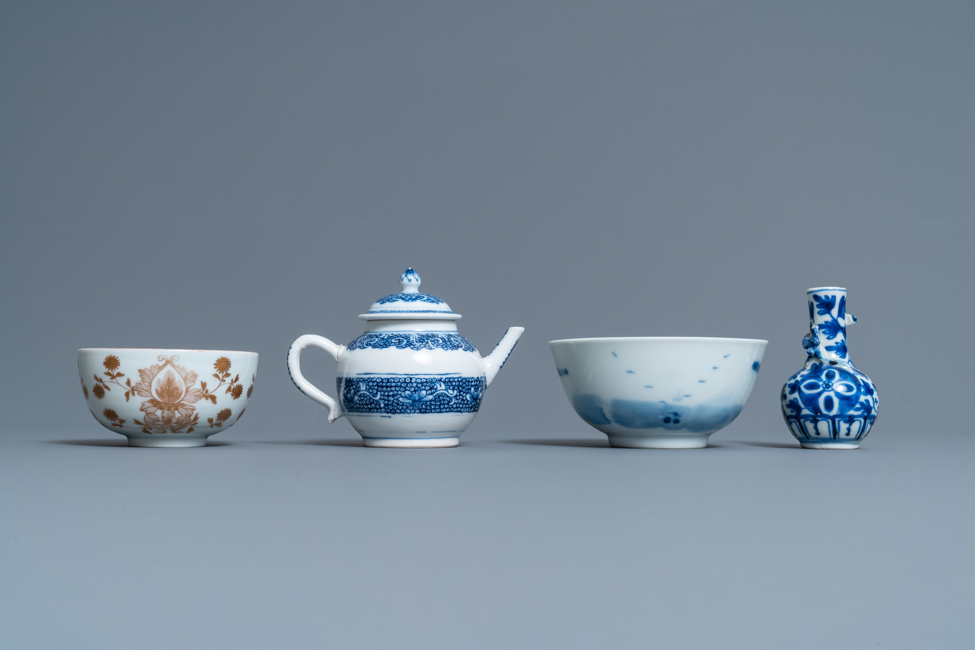A varied collection of Chinese porcelain, Kangxi and later - Image 16 of 19