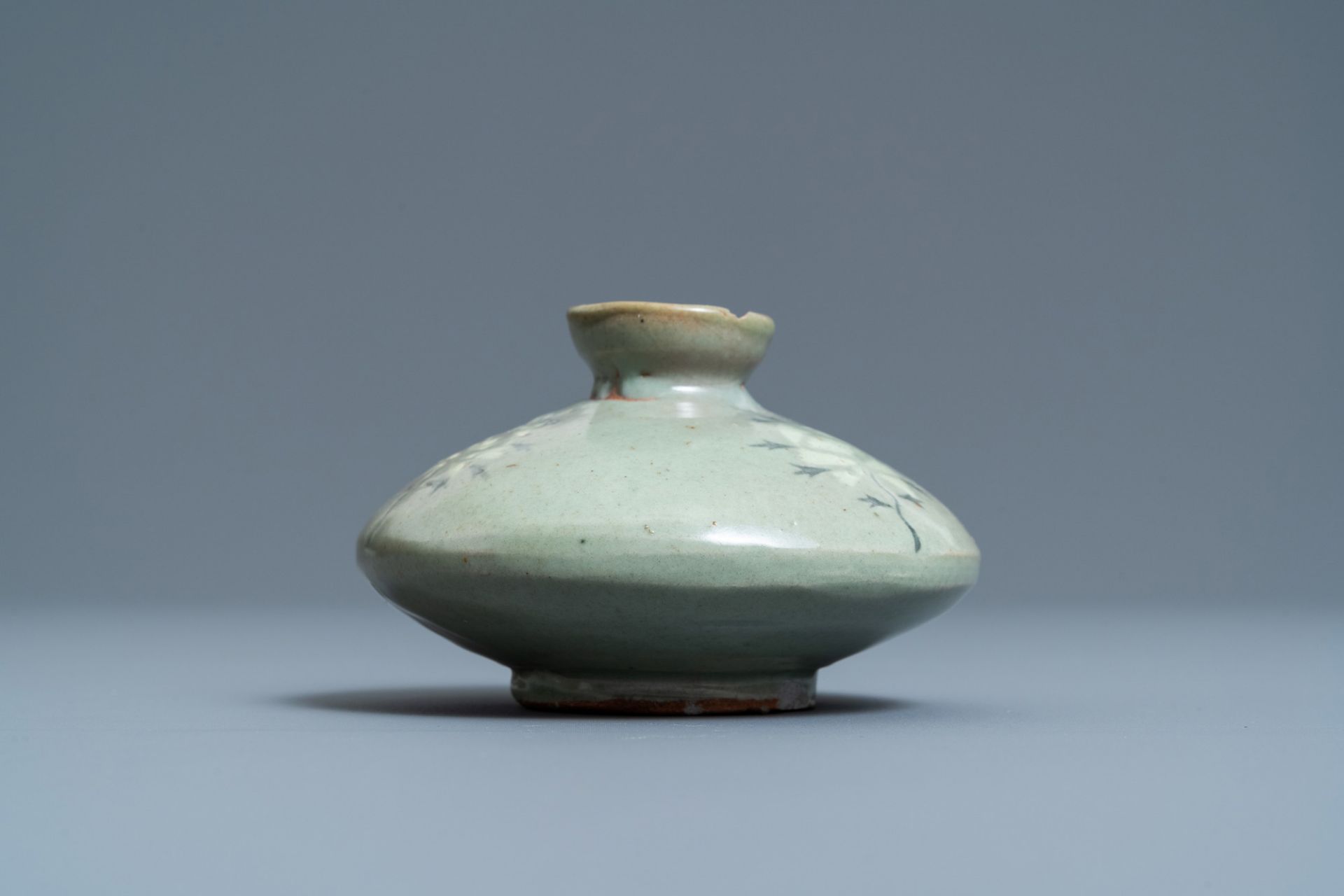 A Korean slip-inlaid celadon water dropper or oil bottle, probably Goryeo, 14/15th C. - Image 5 of 7