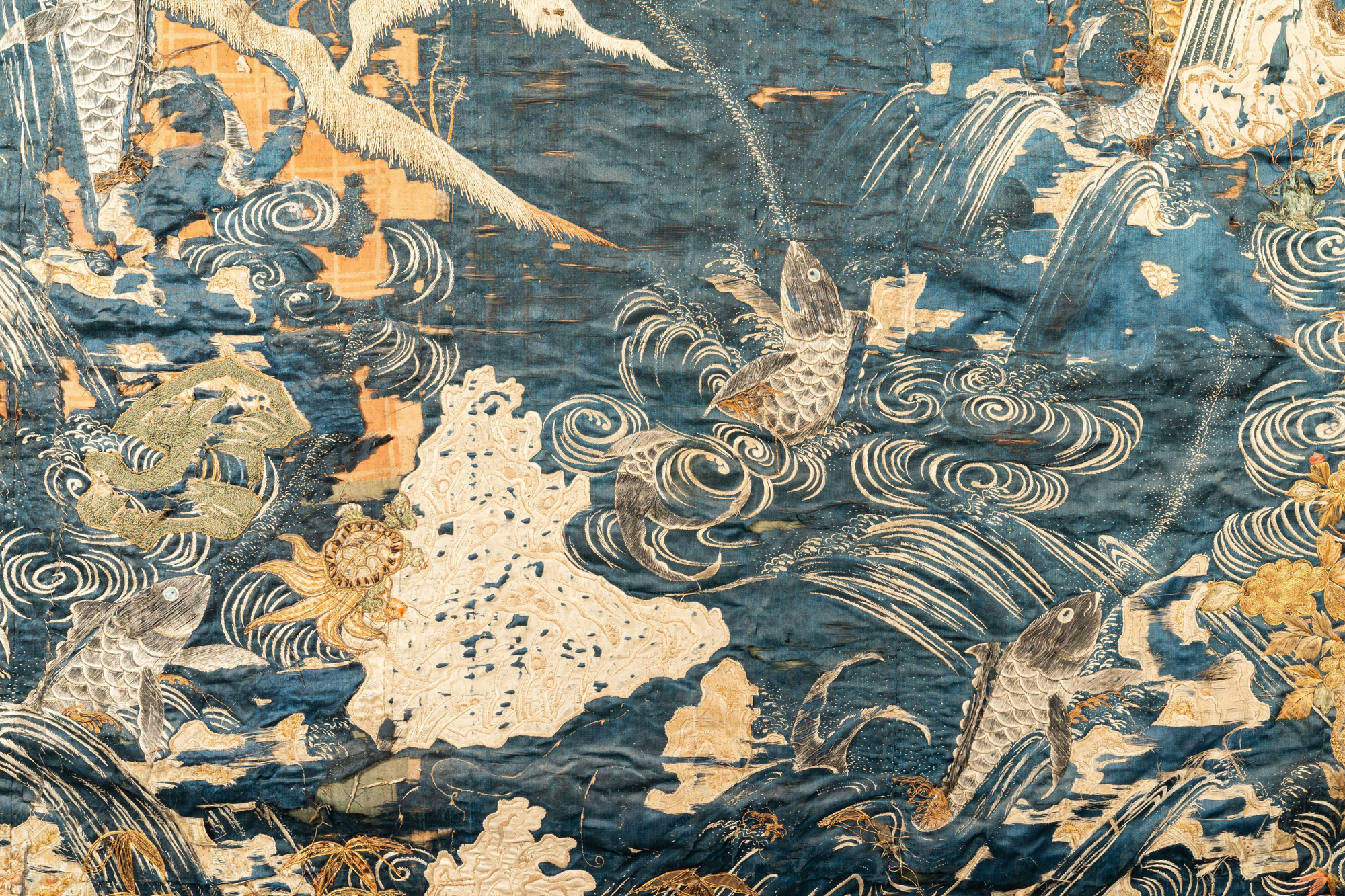 A large Japanese silk embroidery with Mount Fuji, cranes and carps, Meiji, 19th C. - Bild 4 aus 6