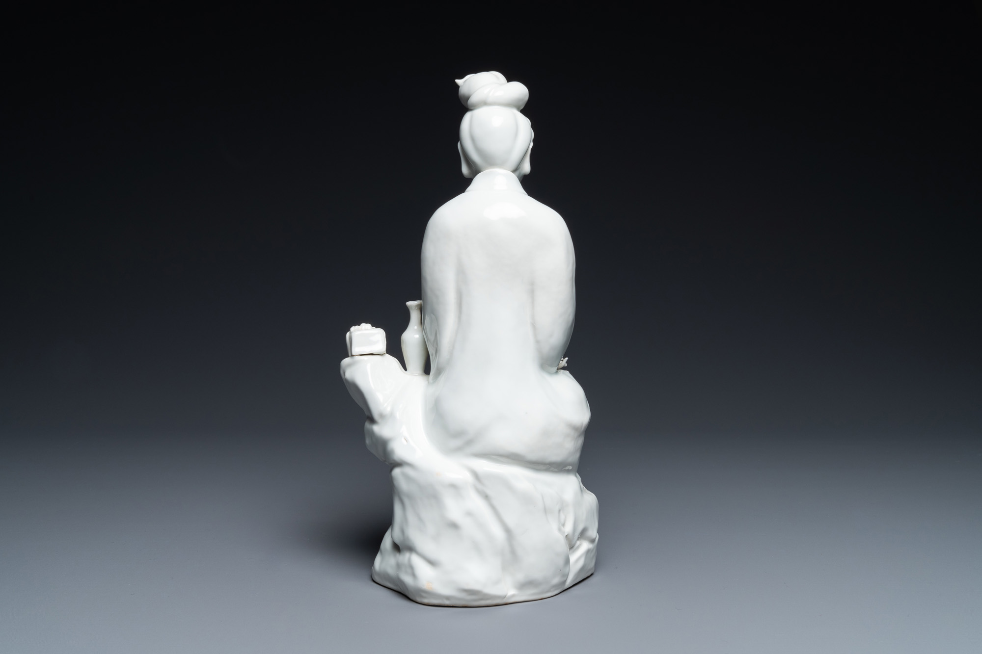 A Chinese blanc de Chine figure of Guanyin, impressed mark, 19/20th C. - Image 4 of 7