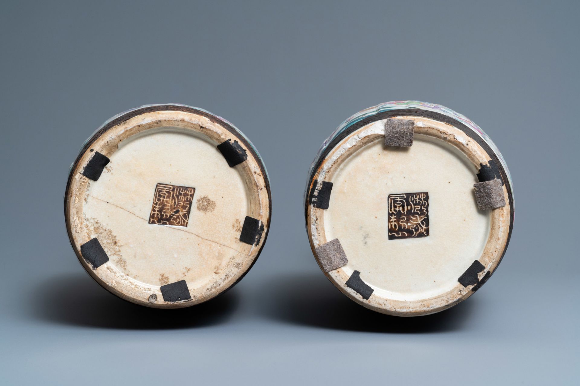 A pair ofÊ Chinese Nanking famille rose crackle-glazed vases, 19th C. - Bild 6 aus 6