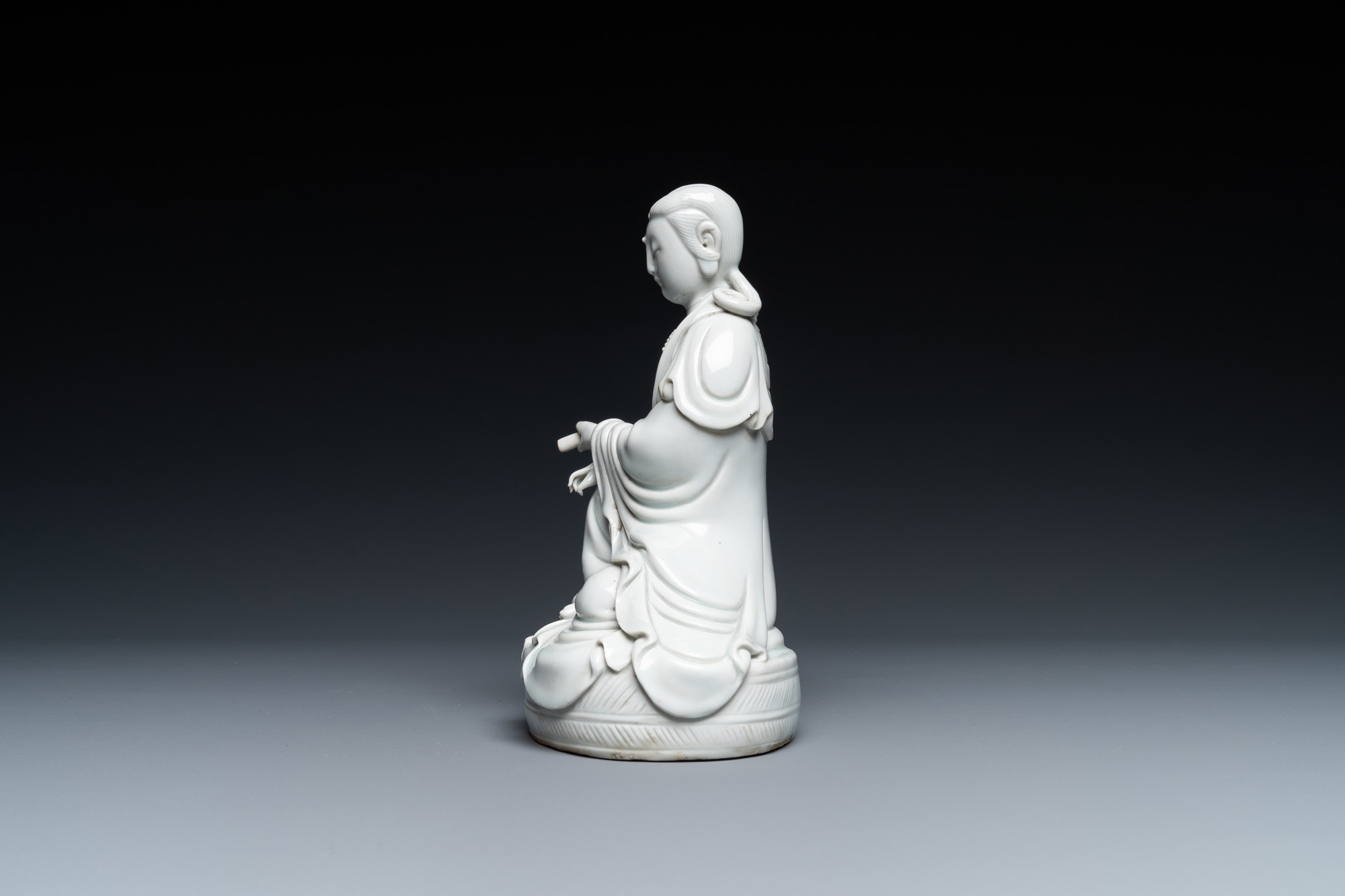 A Chinese Dehua blanc de Chine figure of Guanyin, 19/20th C. - Image 2 of 6