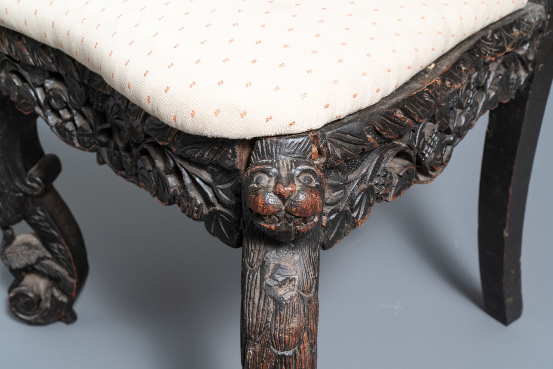 Two Anglo-Indian colonial or Ceylonese reticulated wooden chairs, 18/19th C. - Image 13 of 15