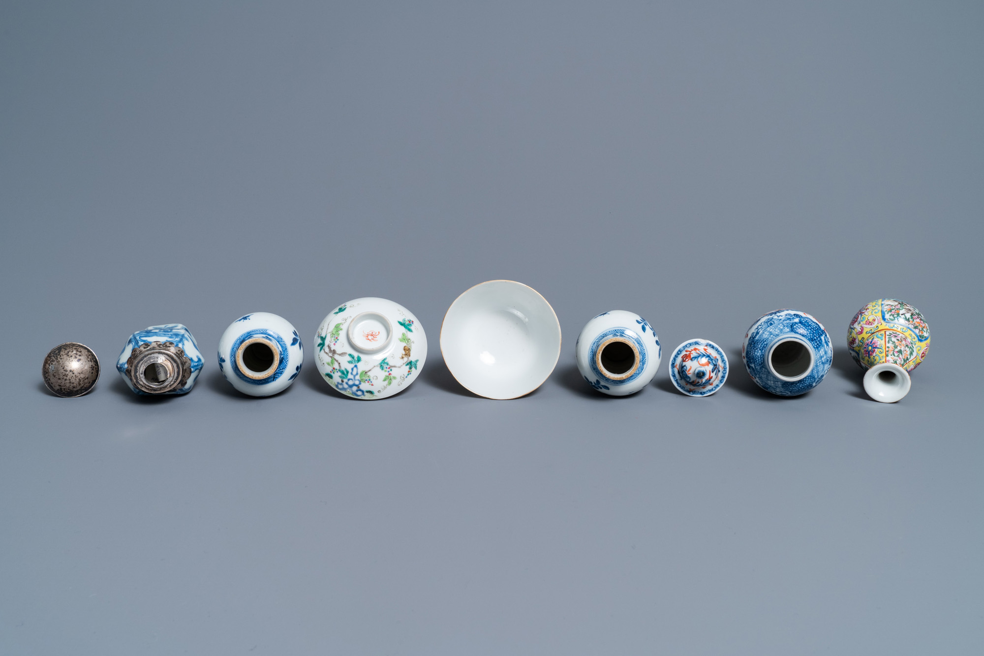 A varied collection of Chinese famille rose and blue and white wares, 18/19th C. - Image 7 of 14