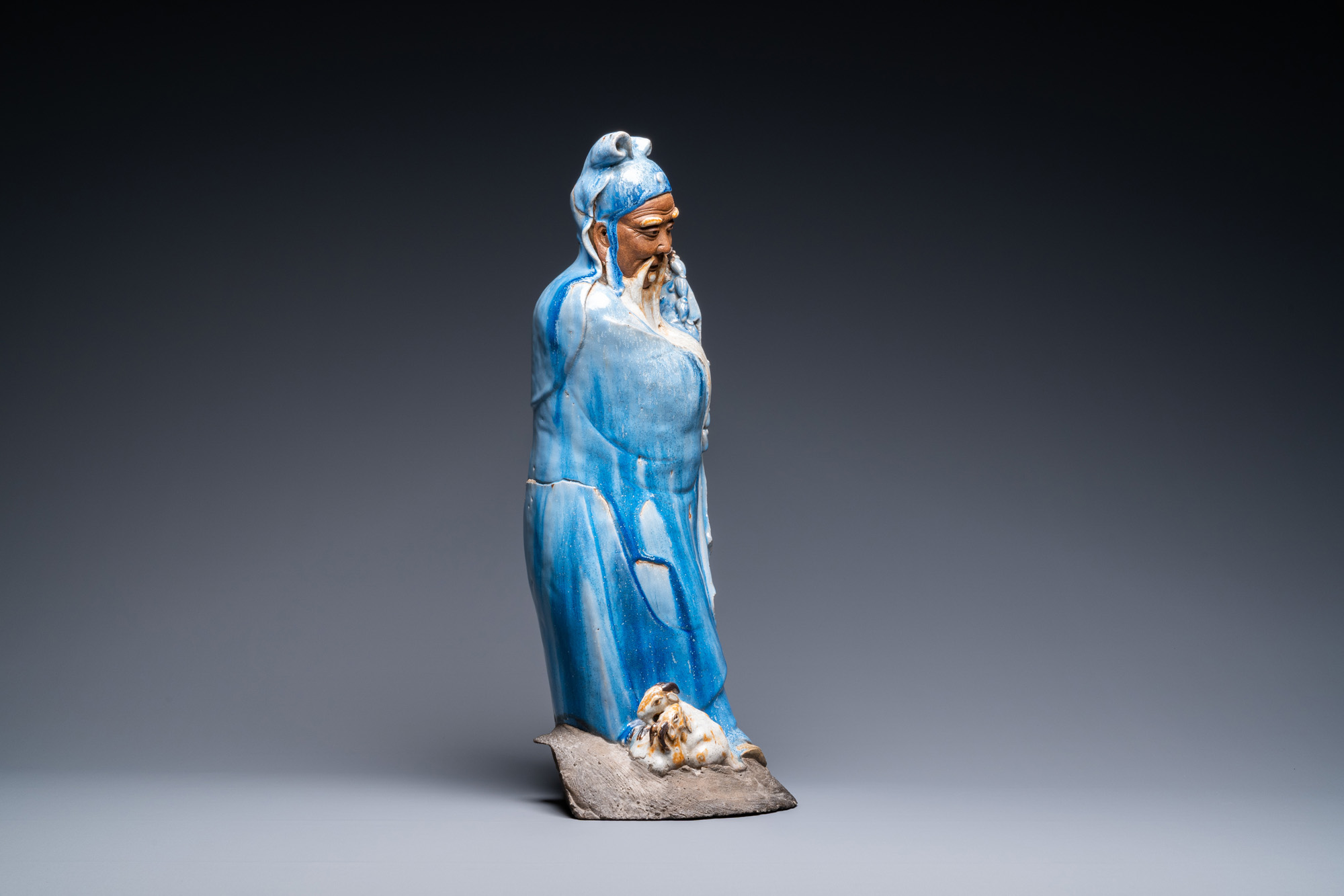 A large Chinese blue-glazed Shiwan pottery 'immortal' figure, 19th C. - Image 3 of 7