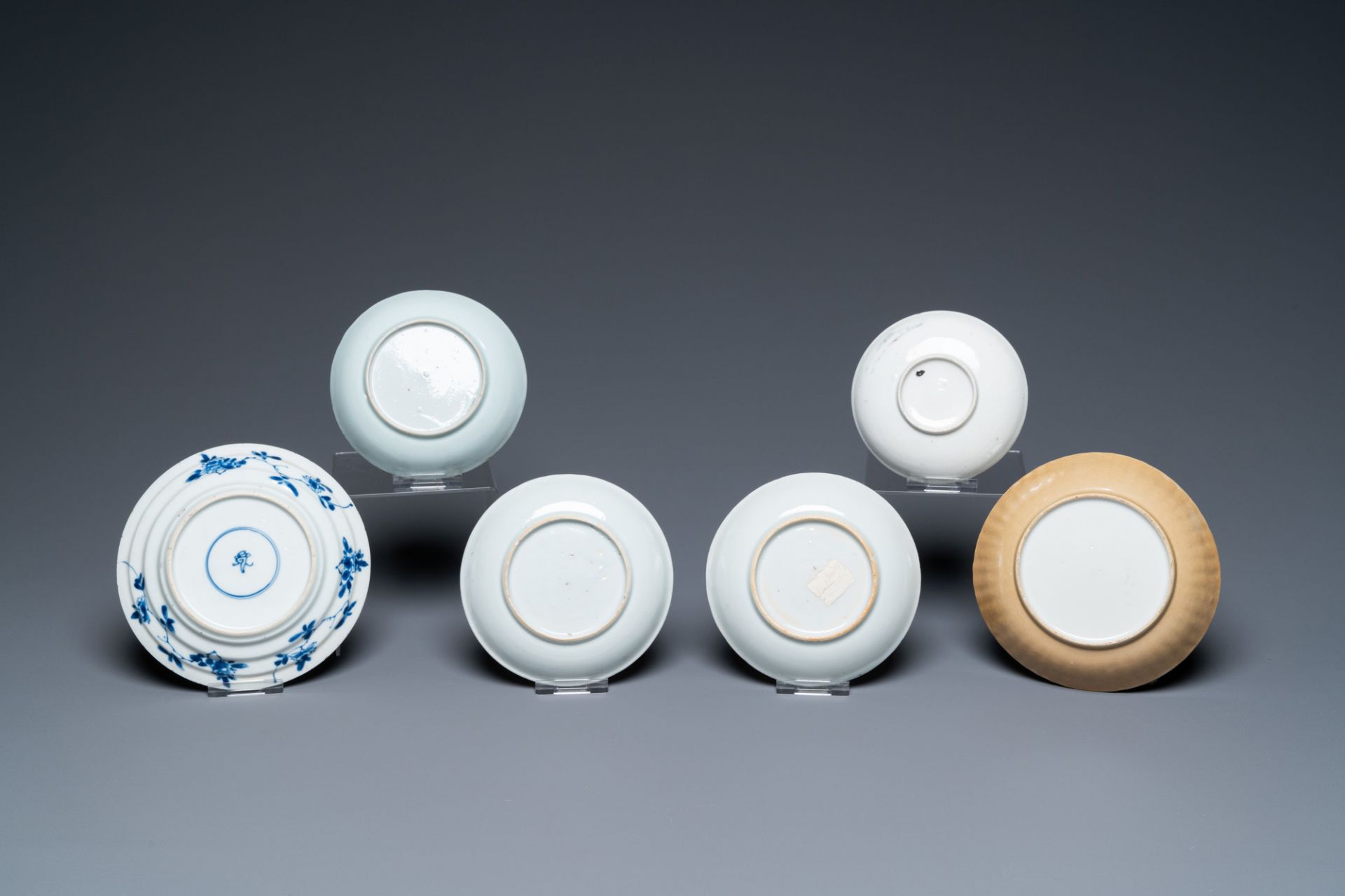 A varied collection of Chinese blue and white, famille rose and Imari-style porcelain, Kangxi/Qianlo - Image 5 of 13