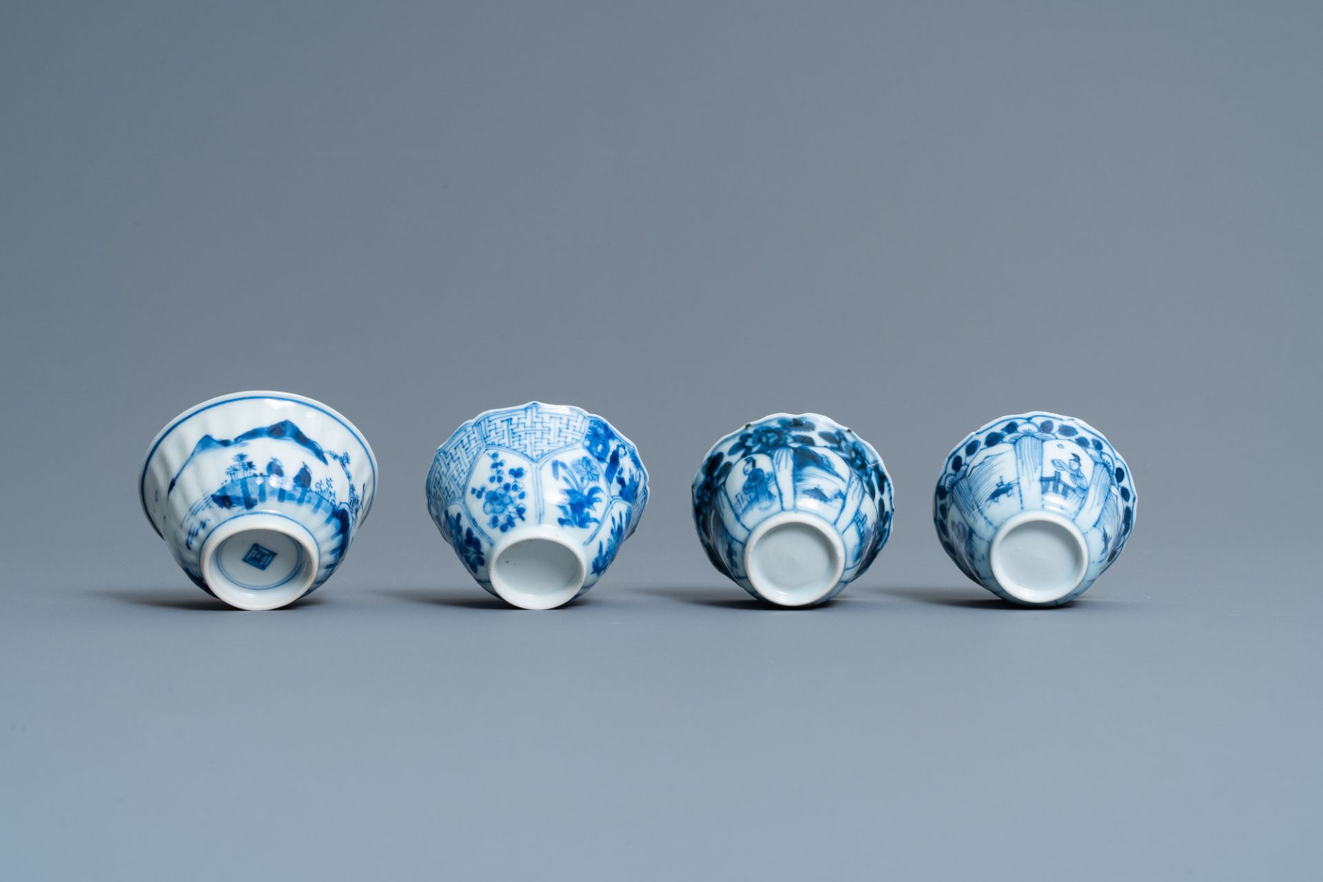 Twenty-one Chinese blue and white saucers and eighteen cups, Kangxi - Image 13 of 17