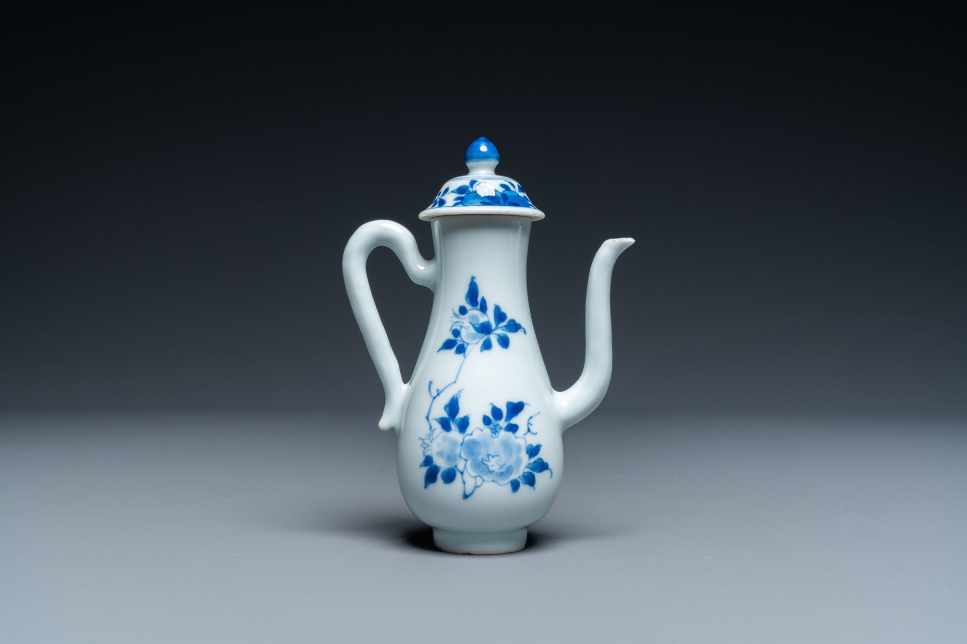 A Chinese blue and white ewer with floral design, Transitional period - Image 4 of 7