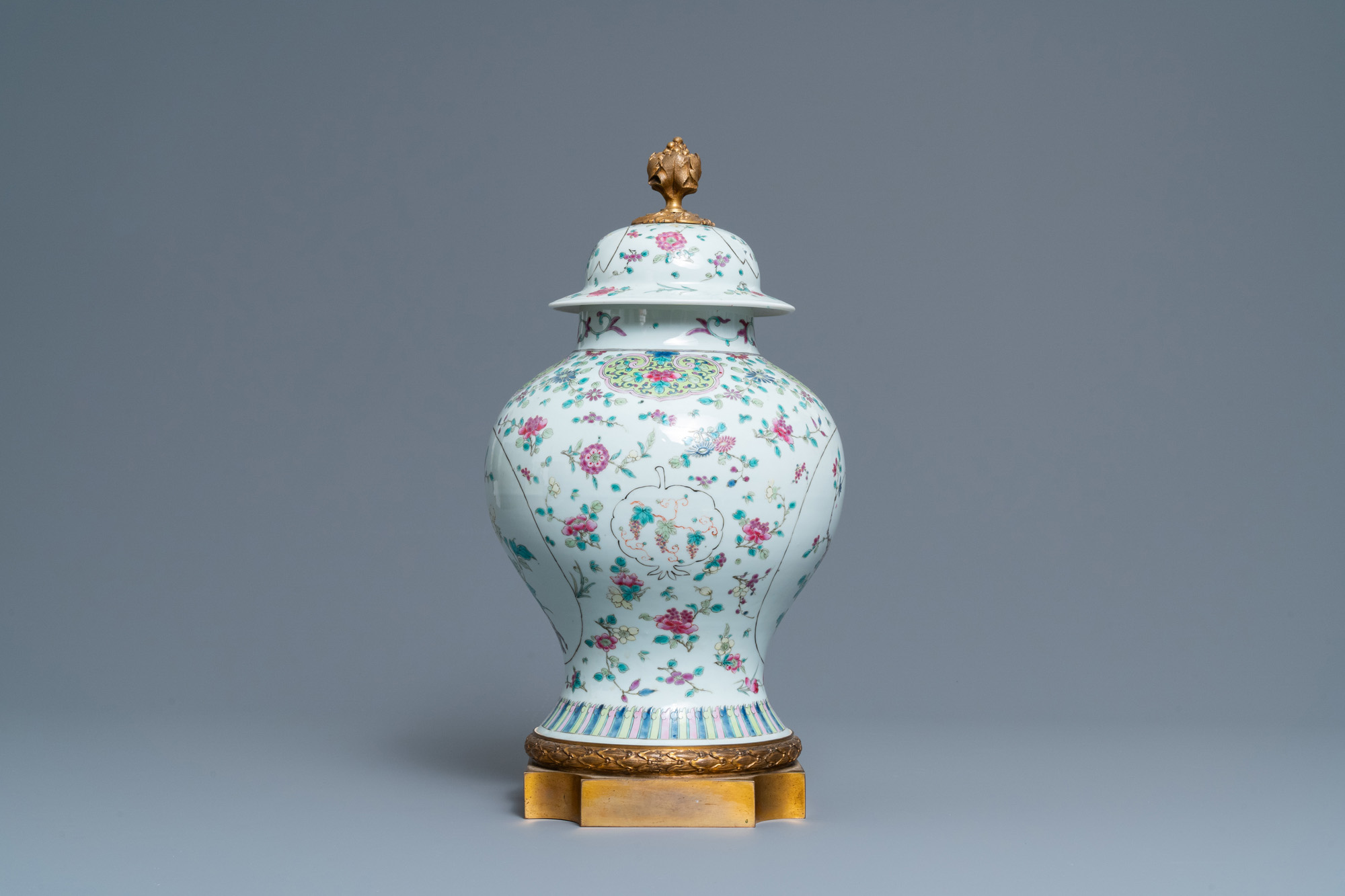 A Chinese famille rose vase and cover with gilt bronze mounts, 19th C. - Image 4 of 6