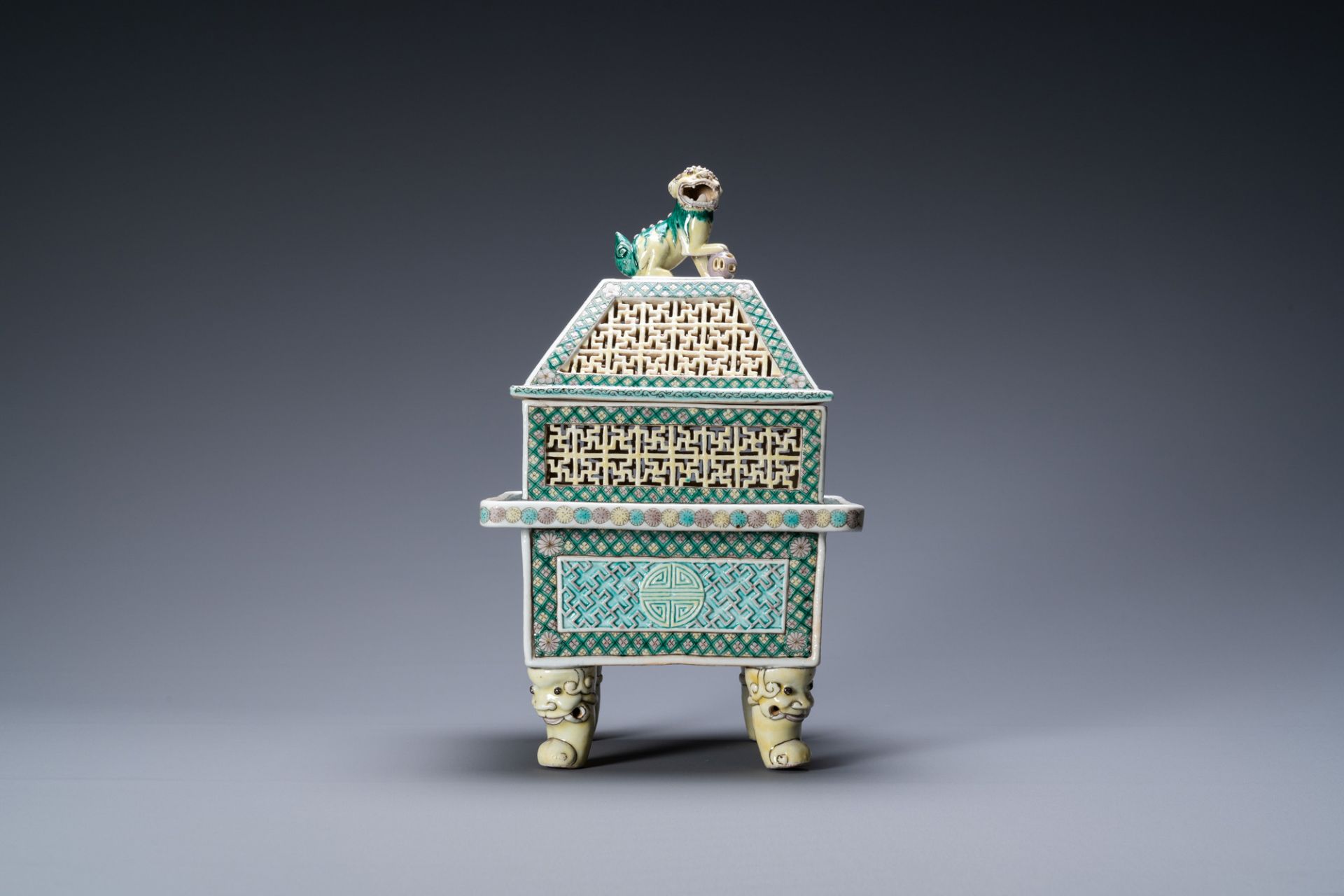 A Chinese reticulated verte biscuit censer and cover, 19th C. - Image 2 of 7